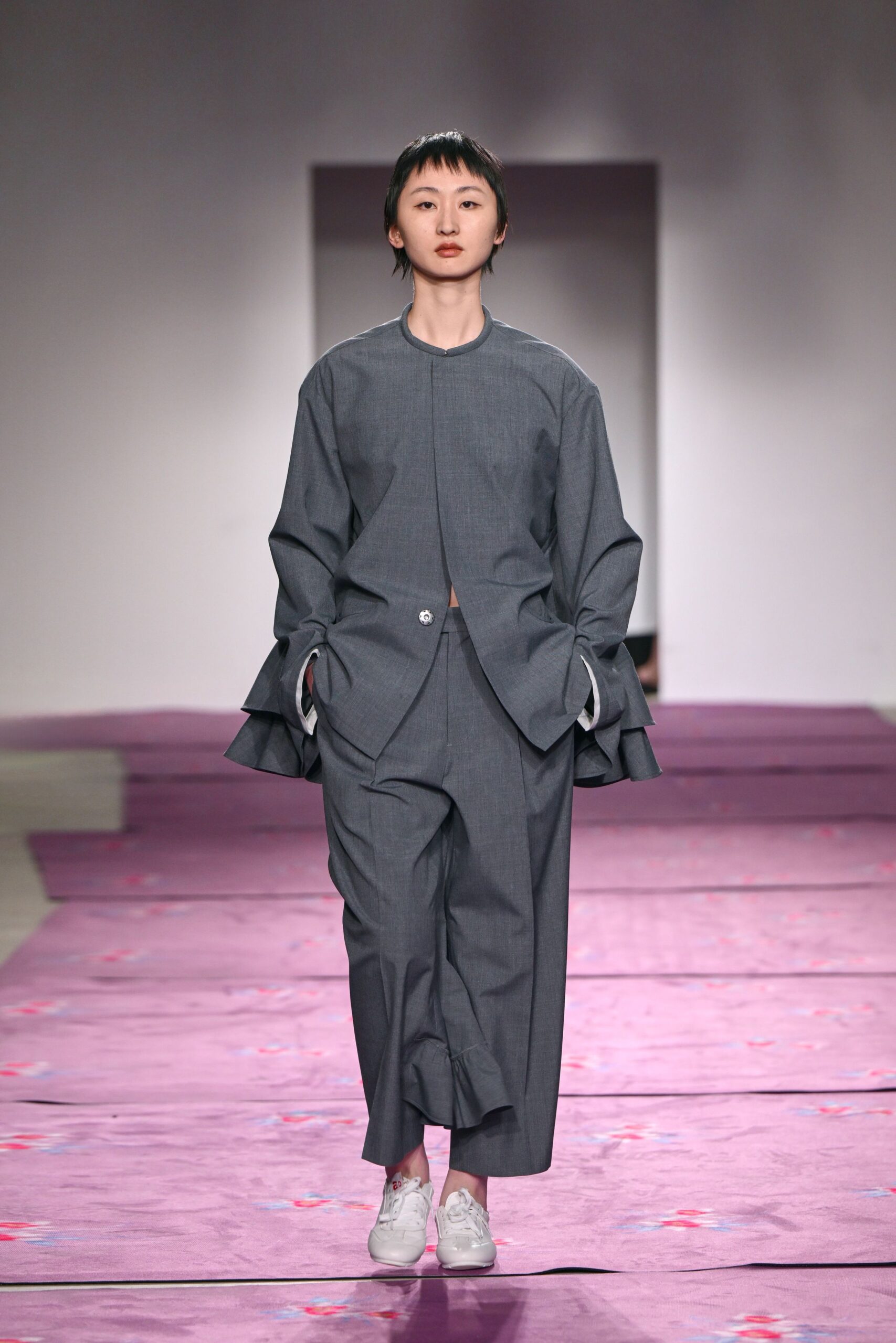 gray cotton long-sleeve collared relaxed buttoned flared jacket