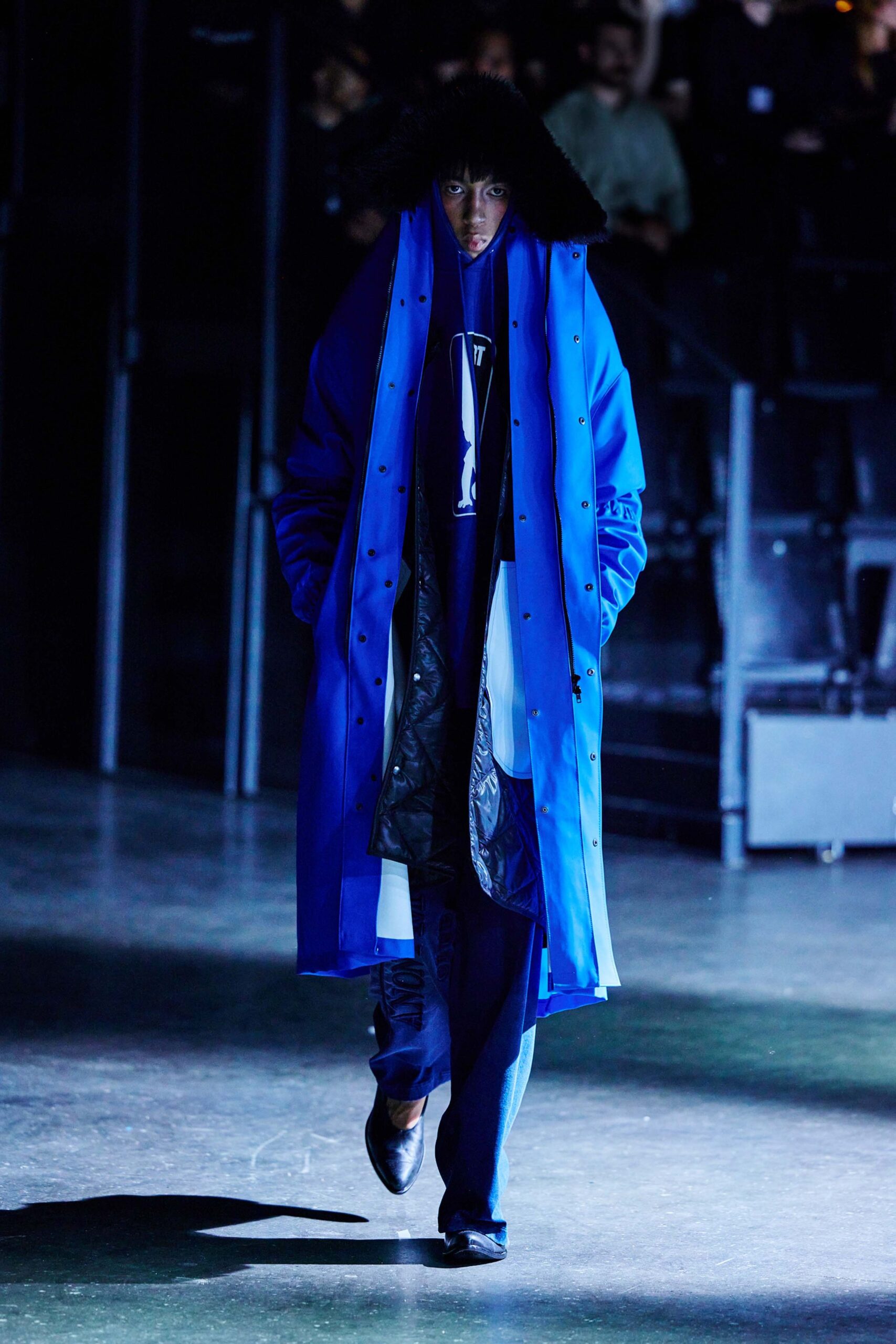 blue faux-fur long-sleeve collared relaxed buttoned coat