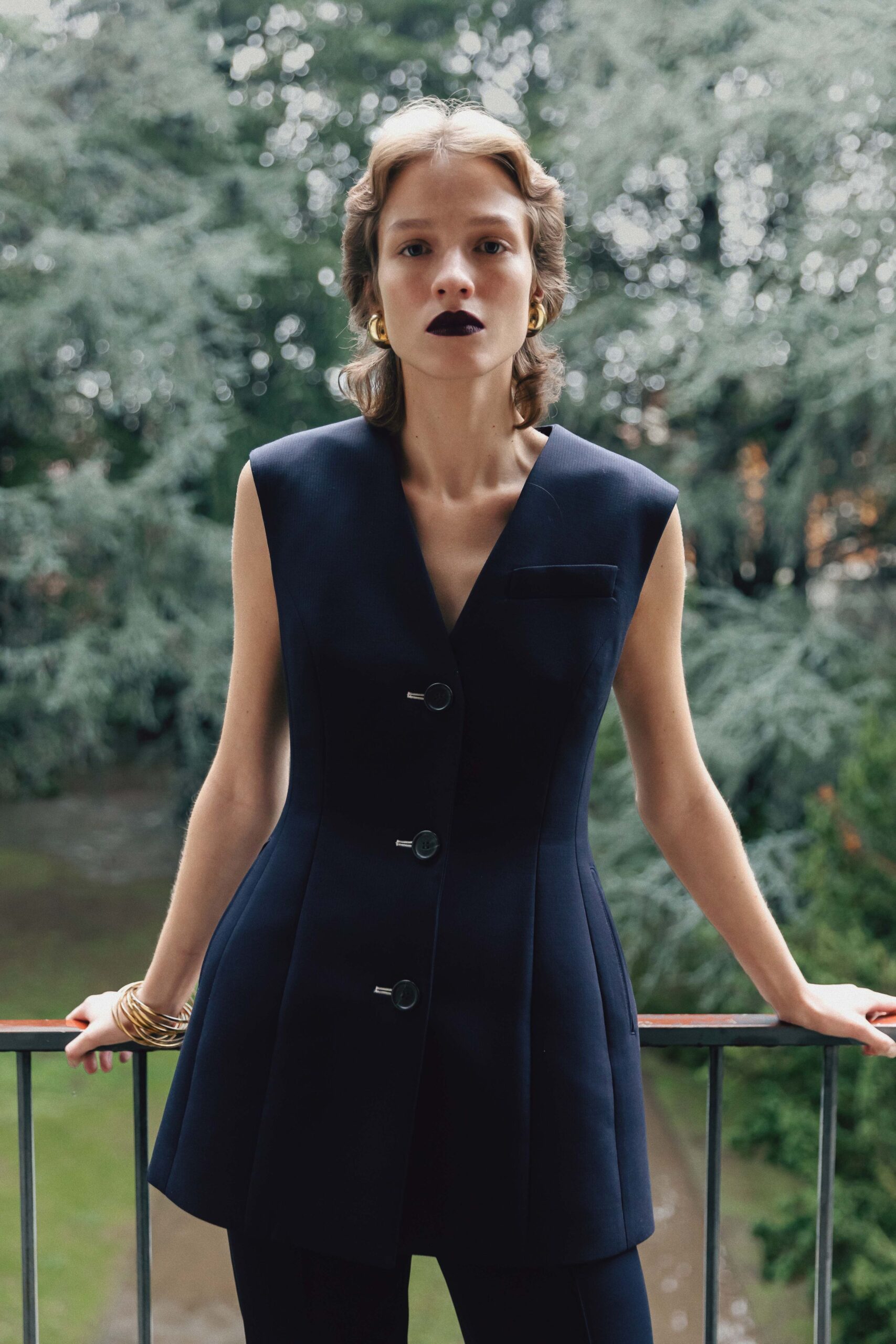 black cotton sleeveless v-neck fitted buttoned blazer