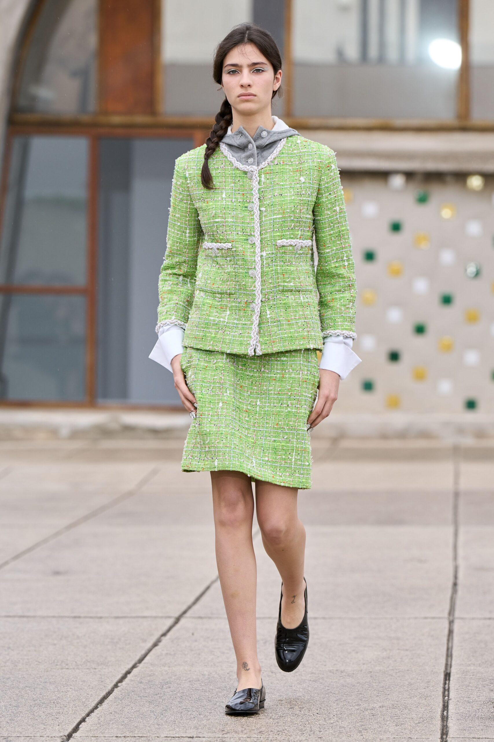 green tweed long-sleeve collared tailored buttoned pockets blazer