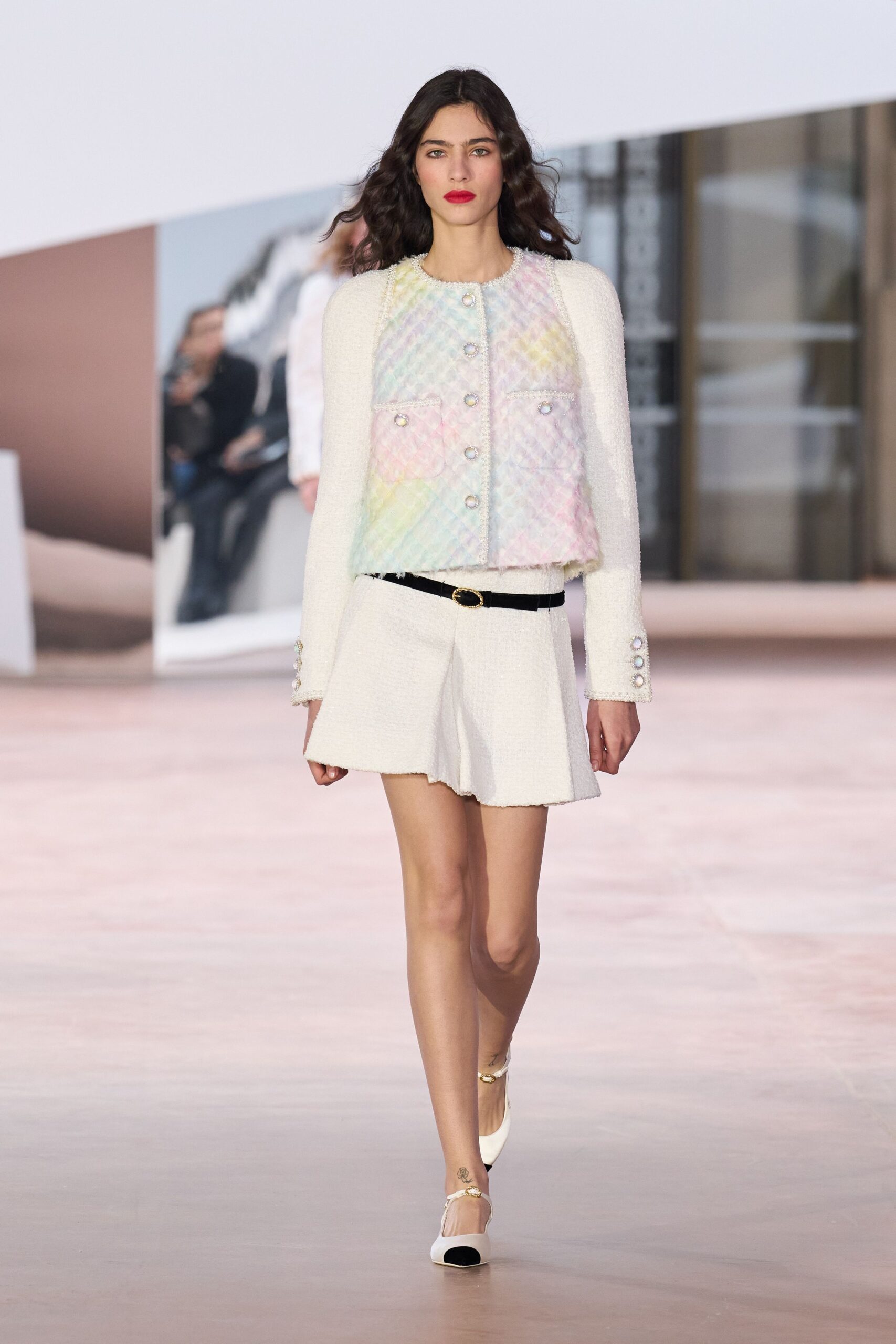 white tweed long-sleeve collared fitted buttoned color-blocked jacket