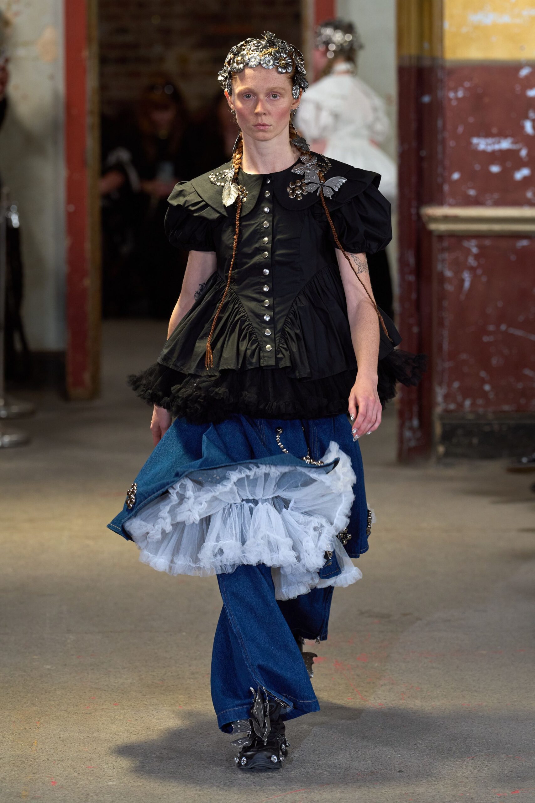 black ruffled top with denim pants