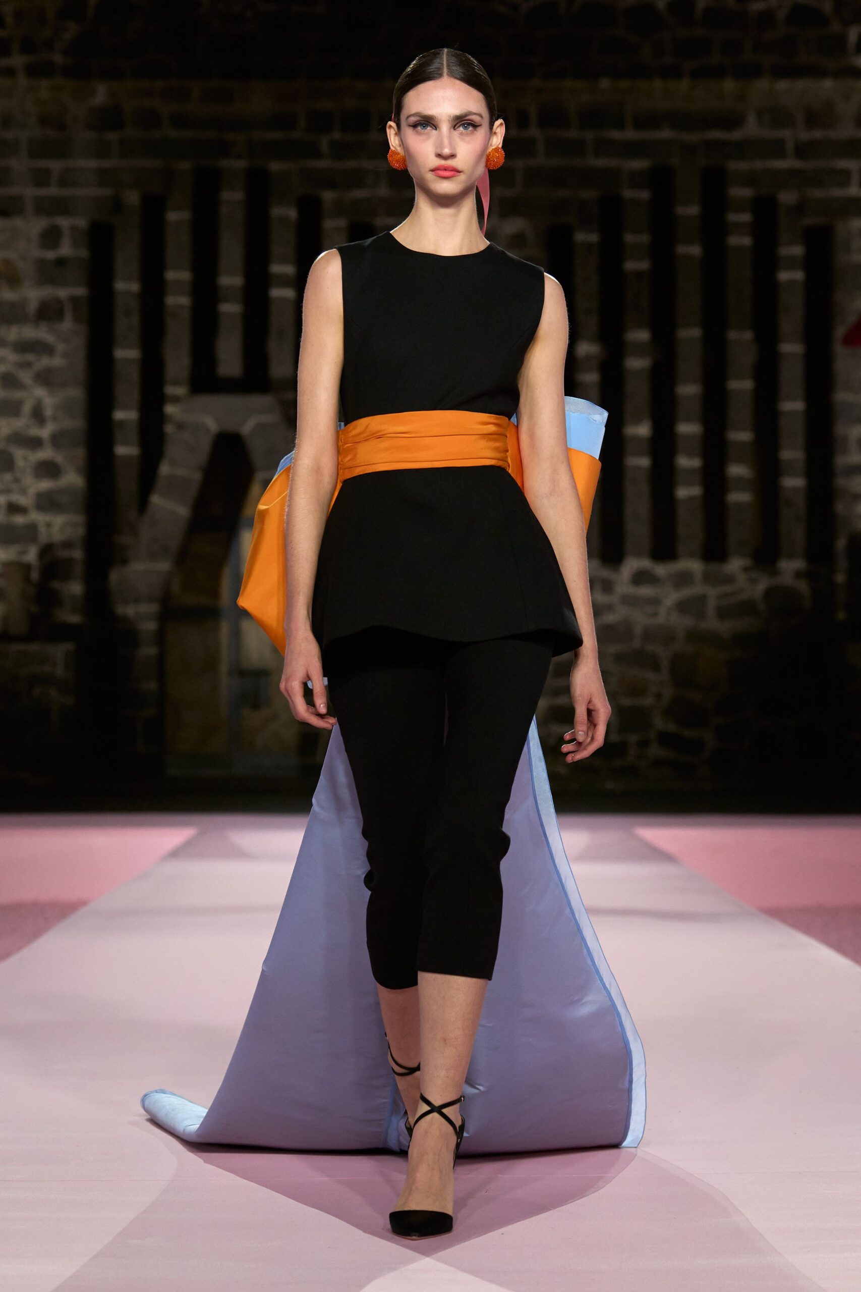 black fitted straight-leg cropped pants
