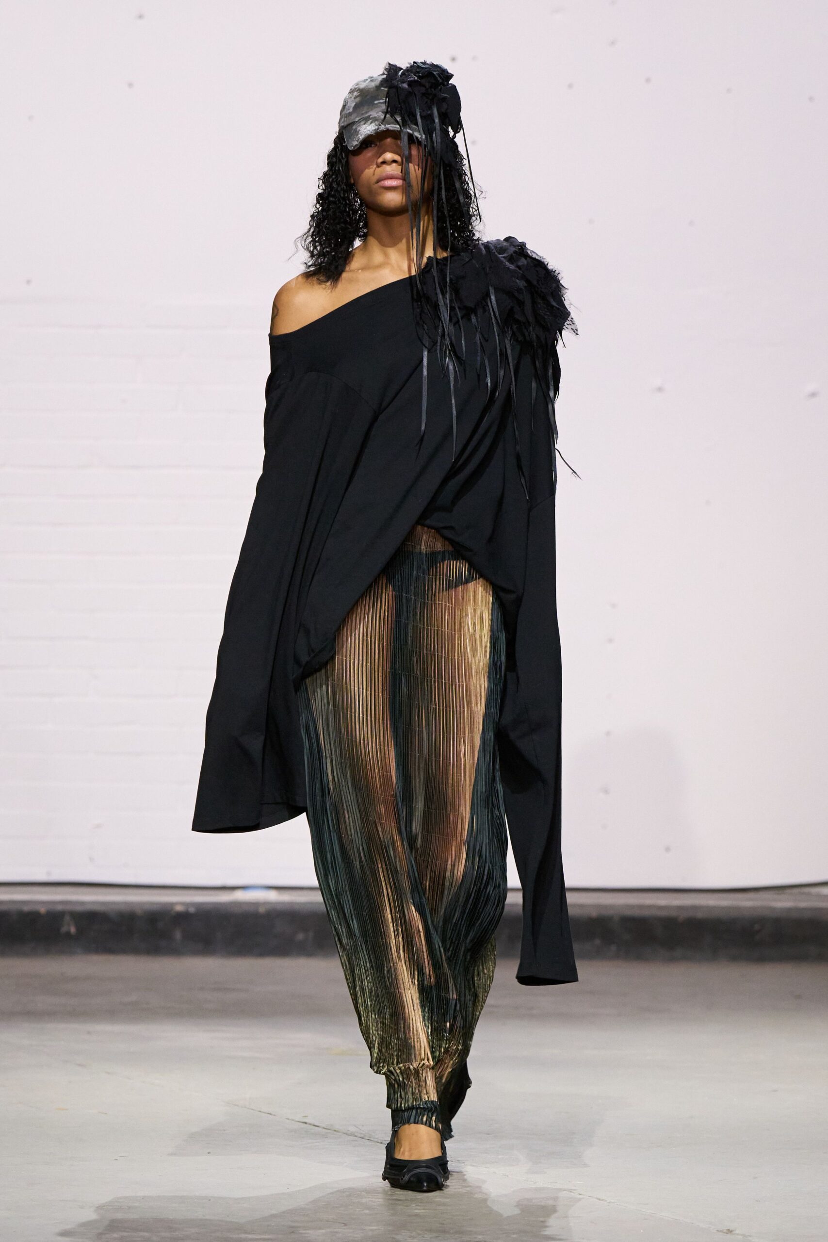 multi silk fitted pleated shiny pants
