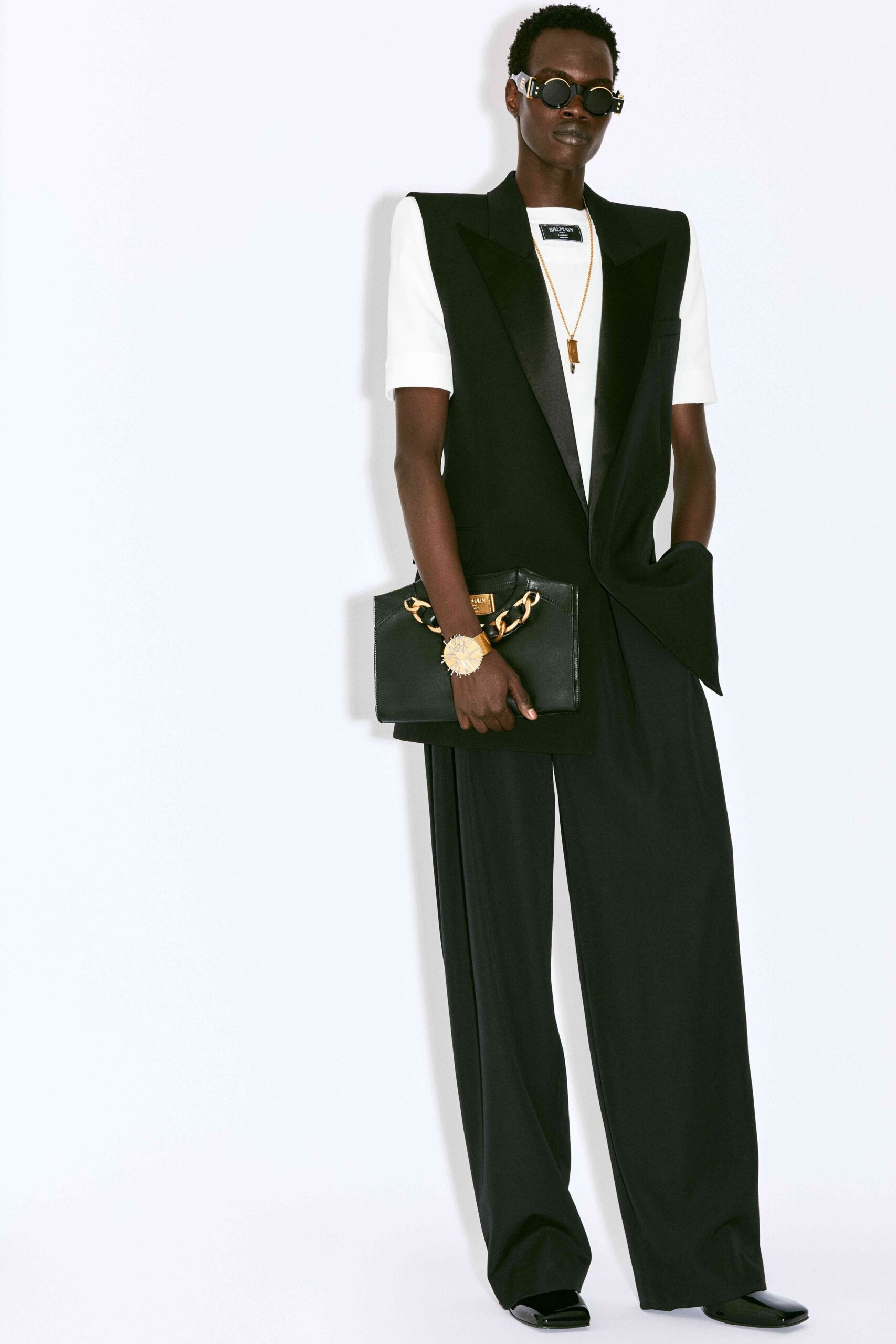 black blazer white t-shirt outfit