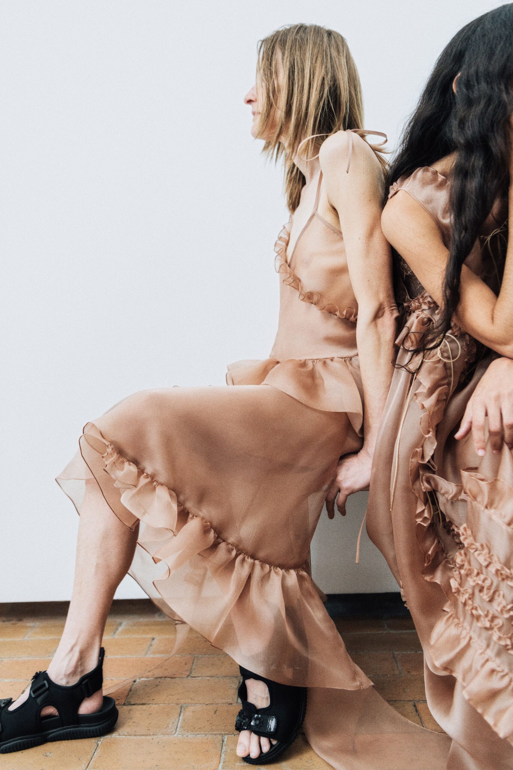 beige ruffled midi dress with black shoes