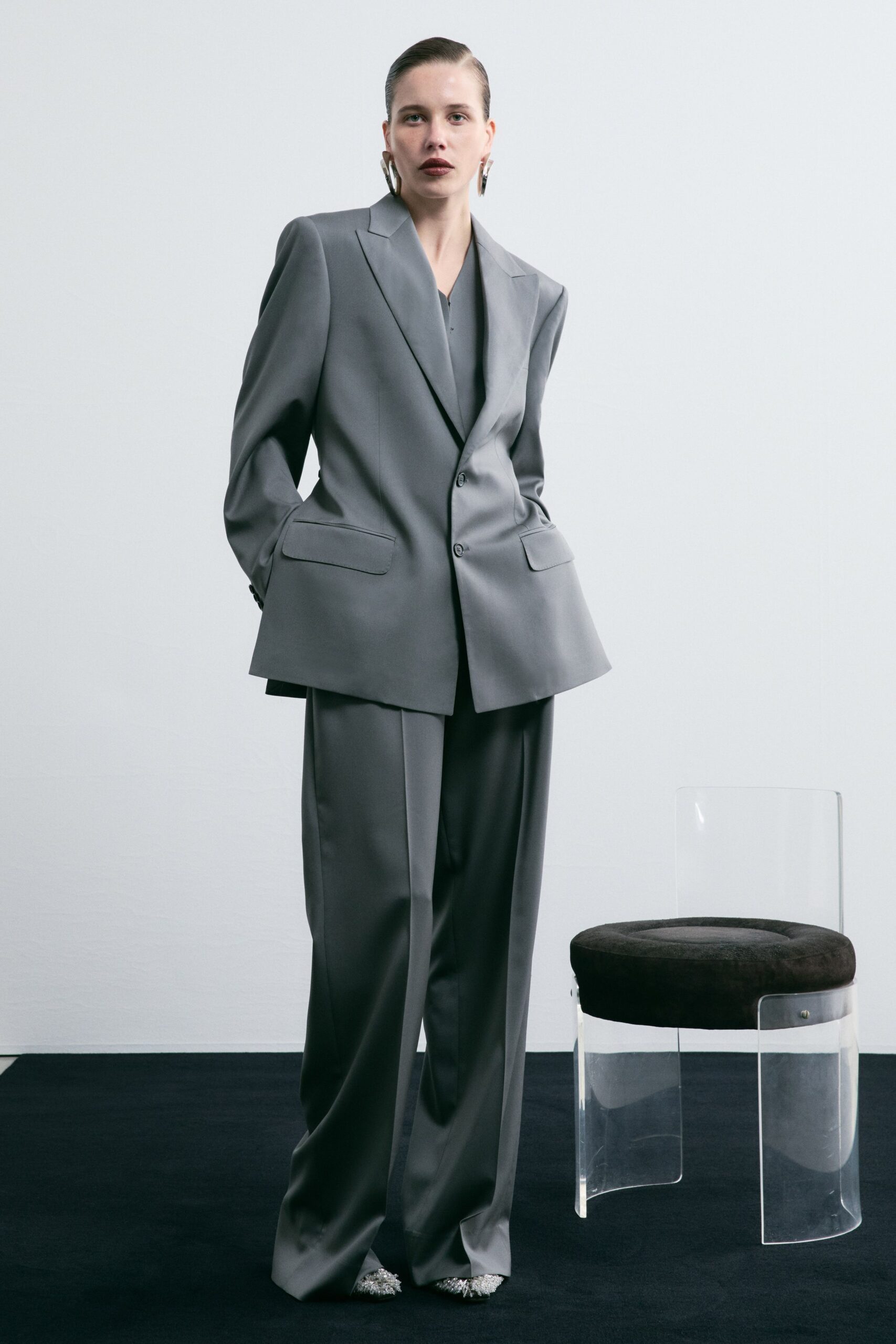 gray wool long-sleeve collared oversized pockets buttoned blazer