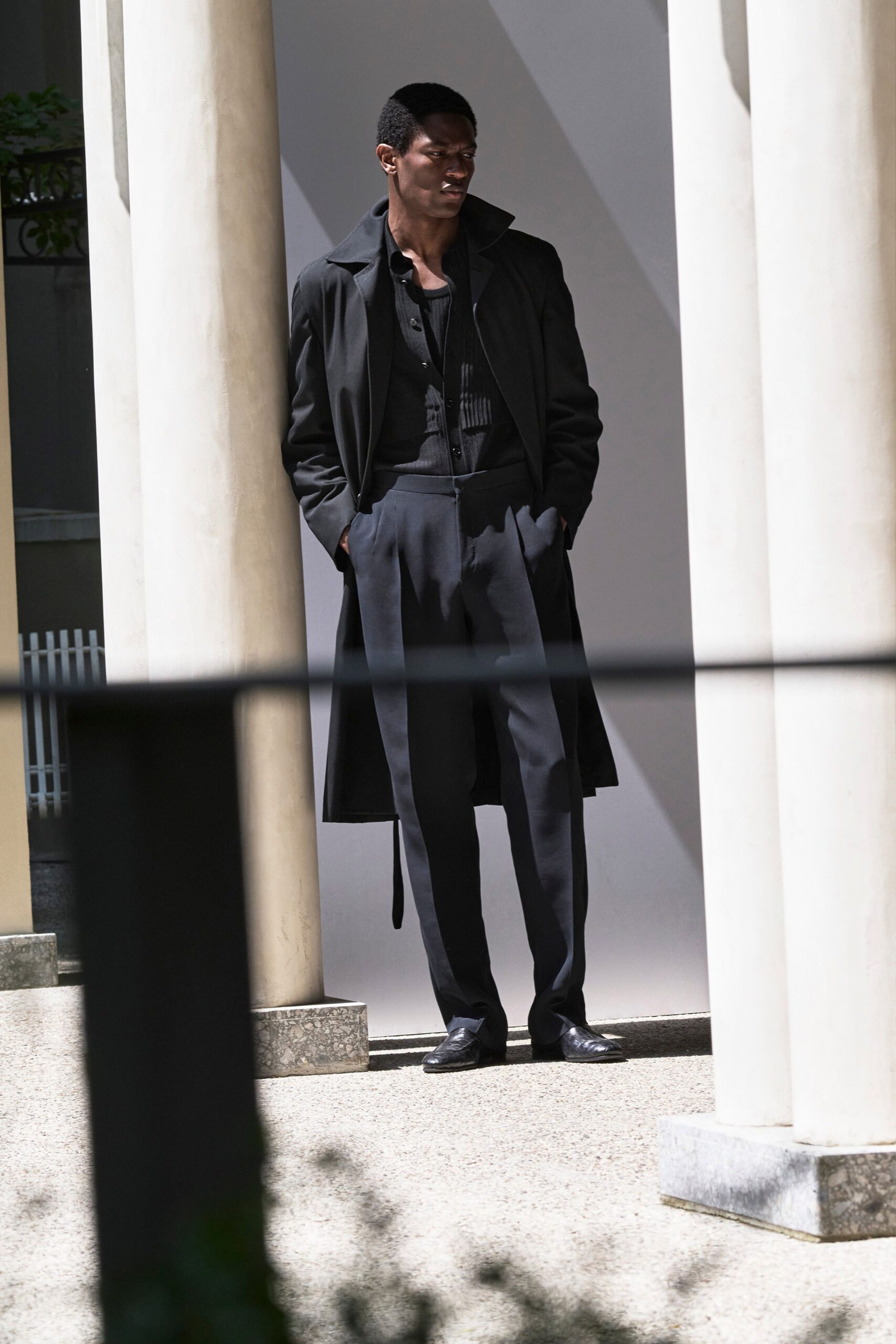 black wool long-sleeve collared relaxed zippered midi coat