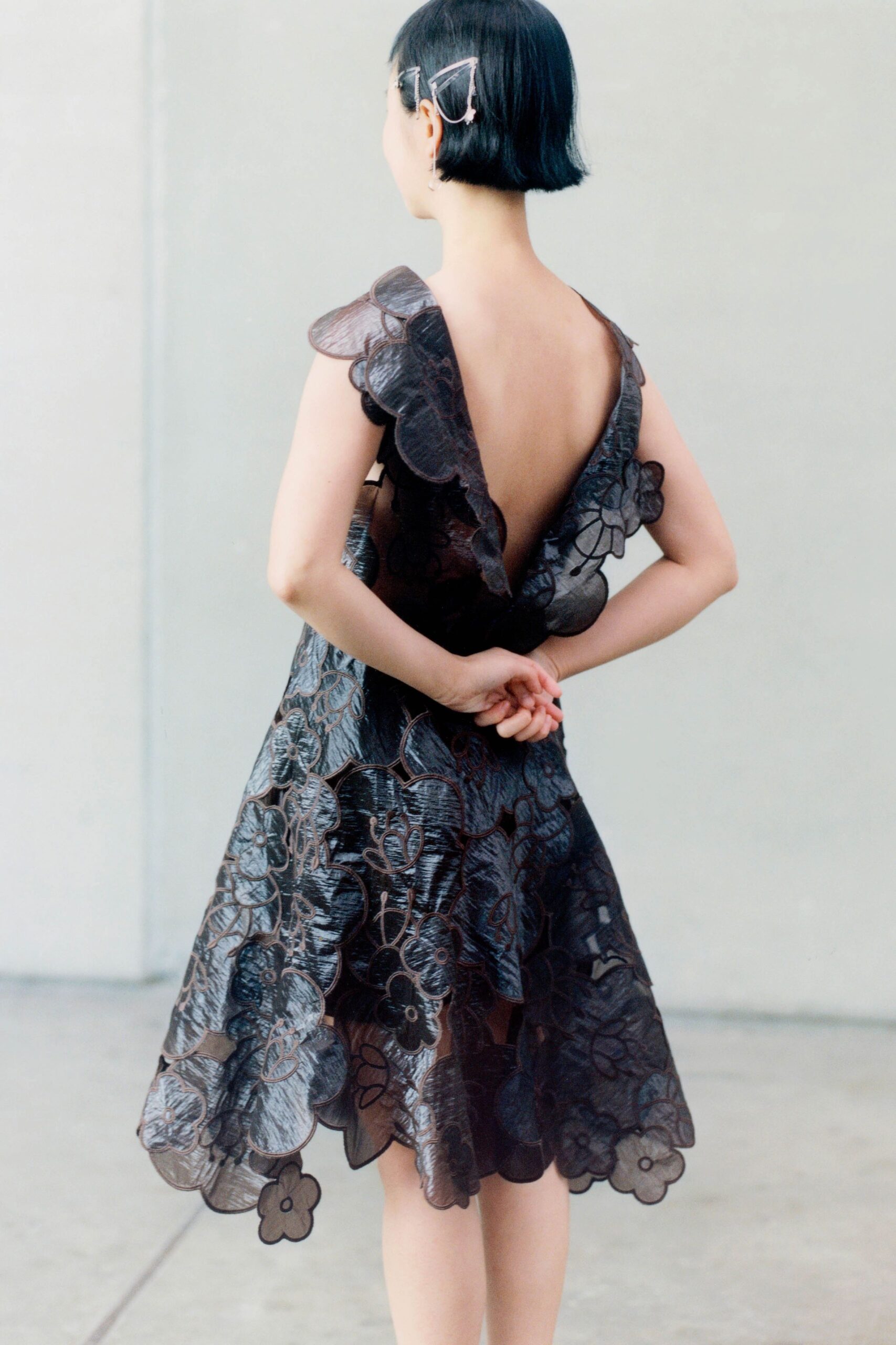 black lace sleeveless dress