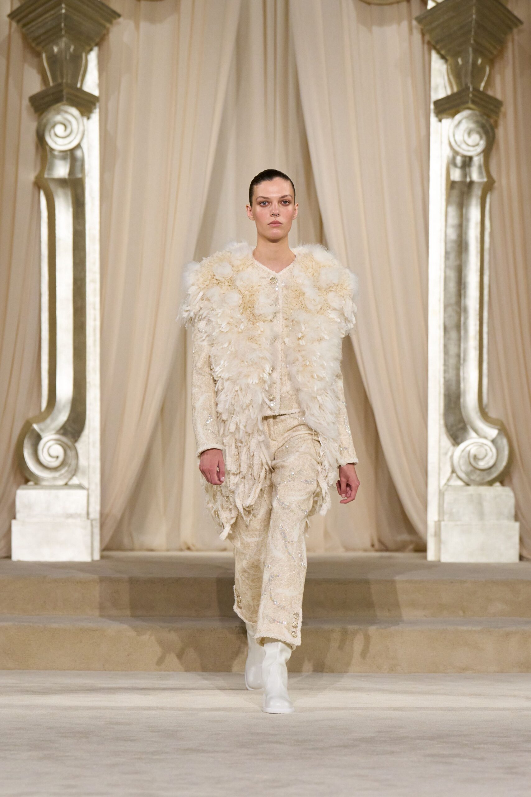 white fur long-sleeve fitted fringed jacket