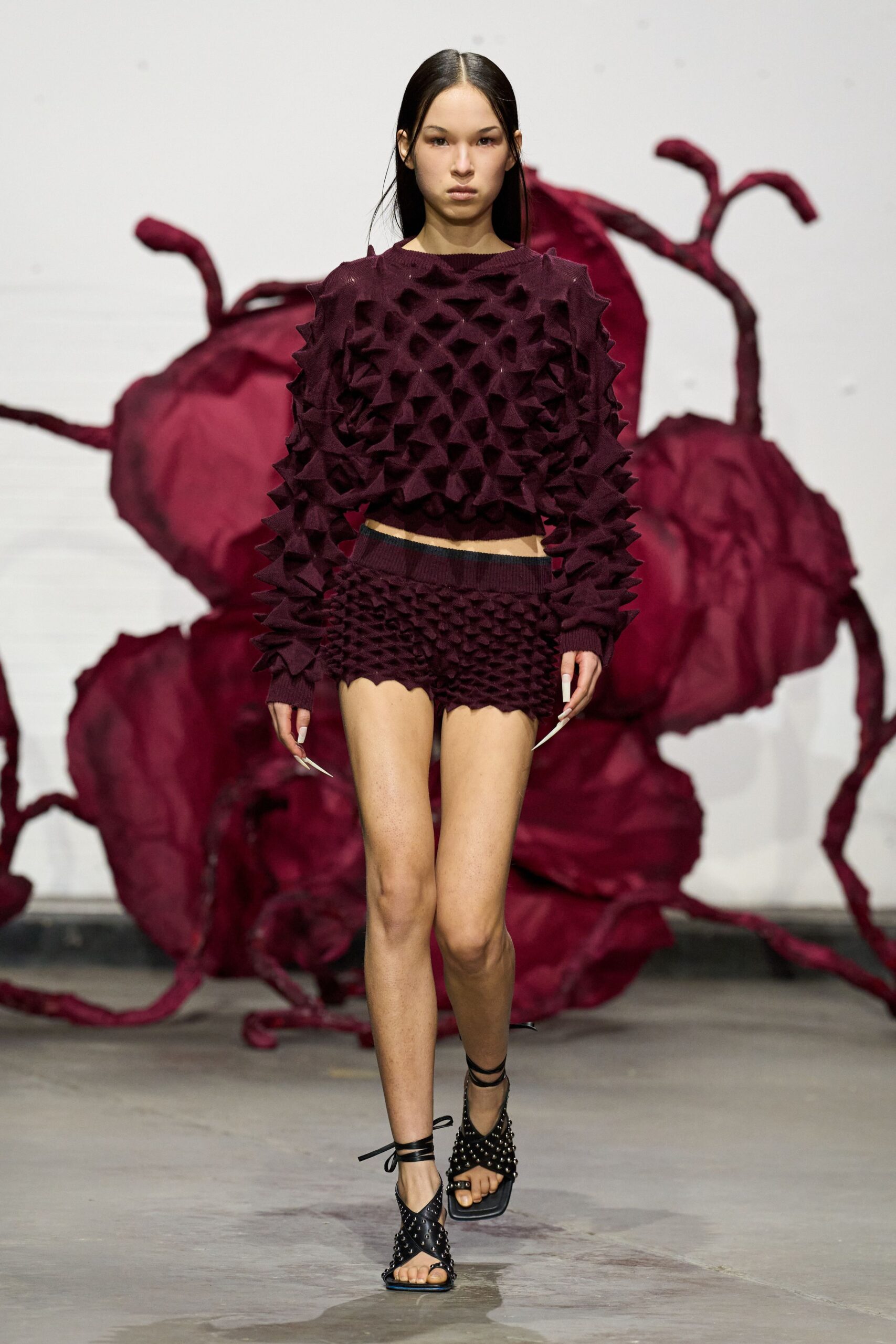 maroon knit long-sleeve collared fitted textured cropped top