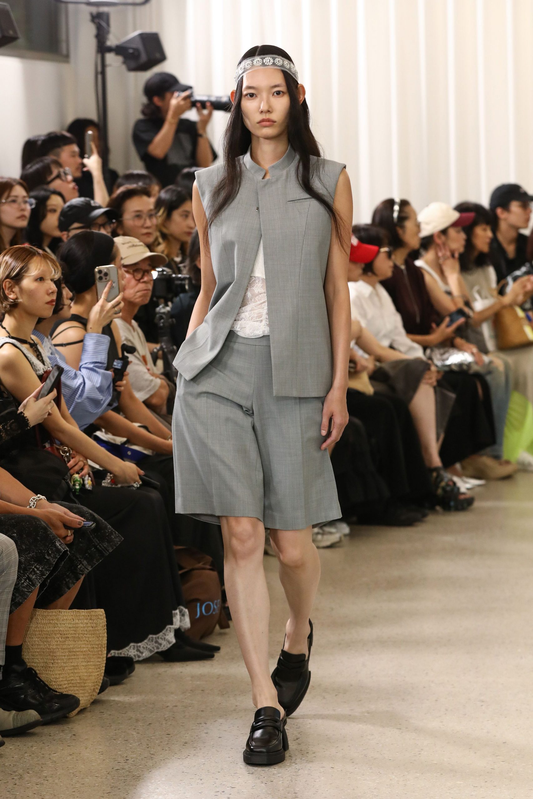 gray cotton fitted high-waisted straight-leg short shorts