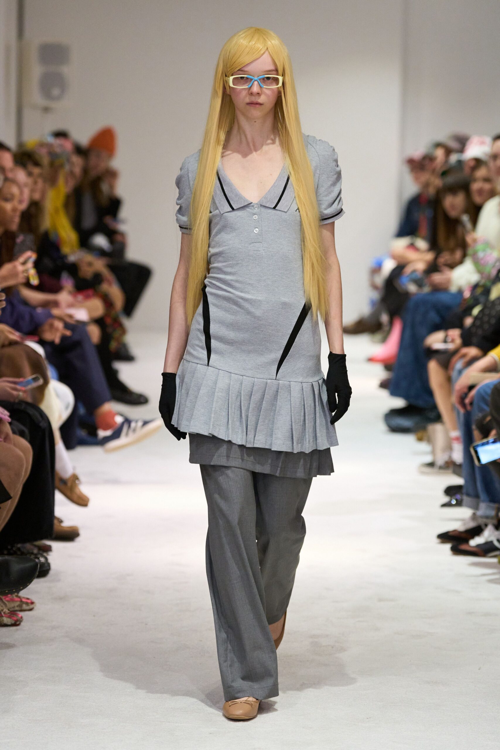 gray cotton short-sleeve v-neck fitted pleated top