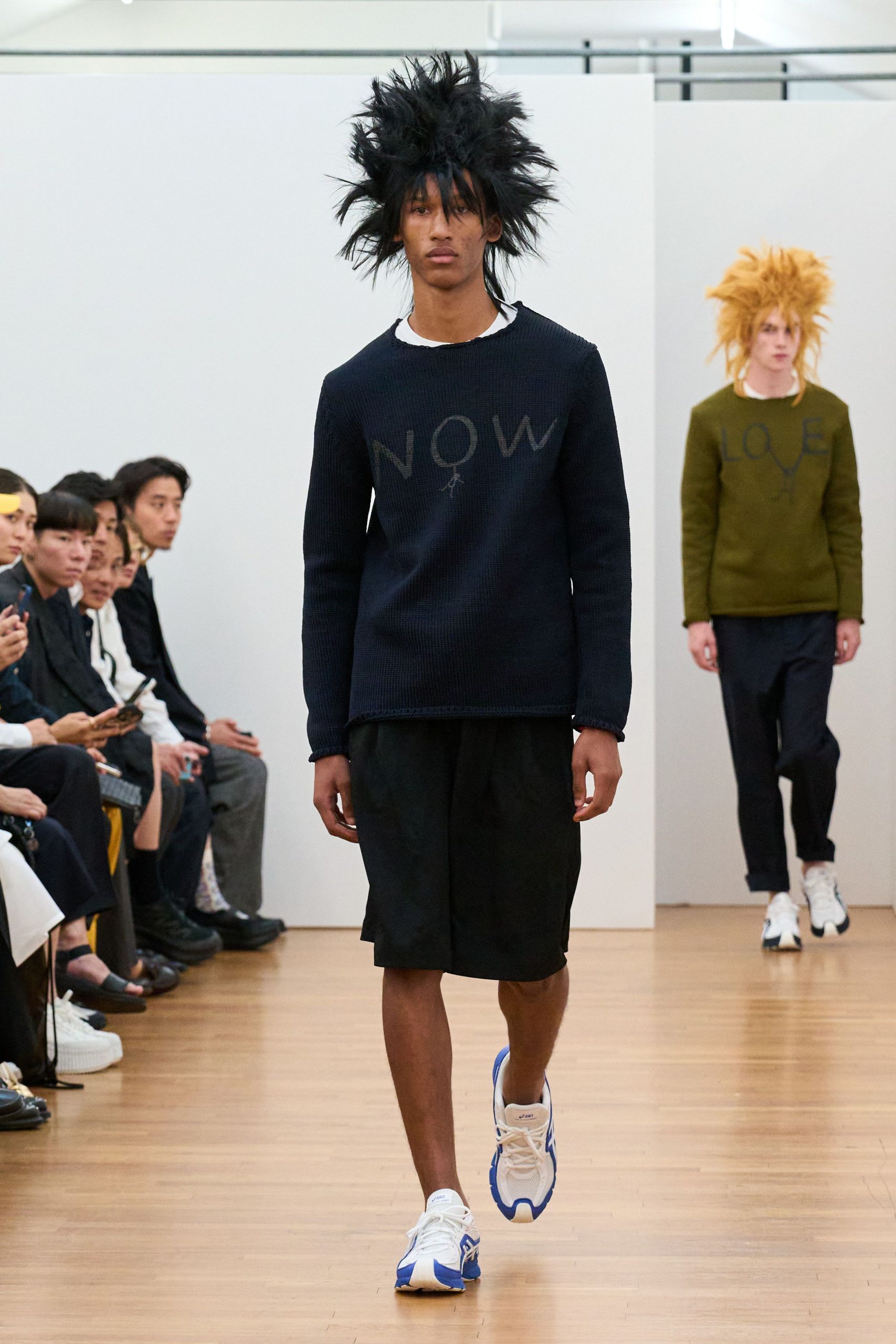 black cotton long-sleeve collared fitted printed sweater