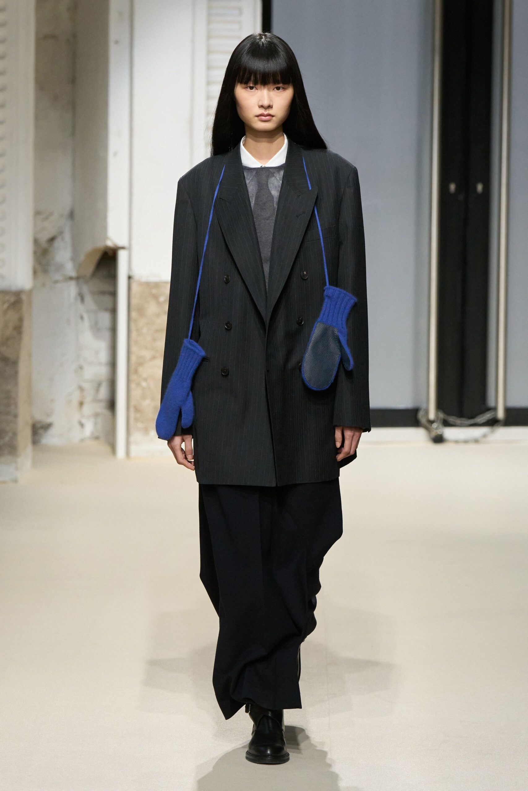 oversized black blazer with gloves