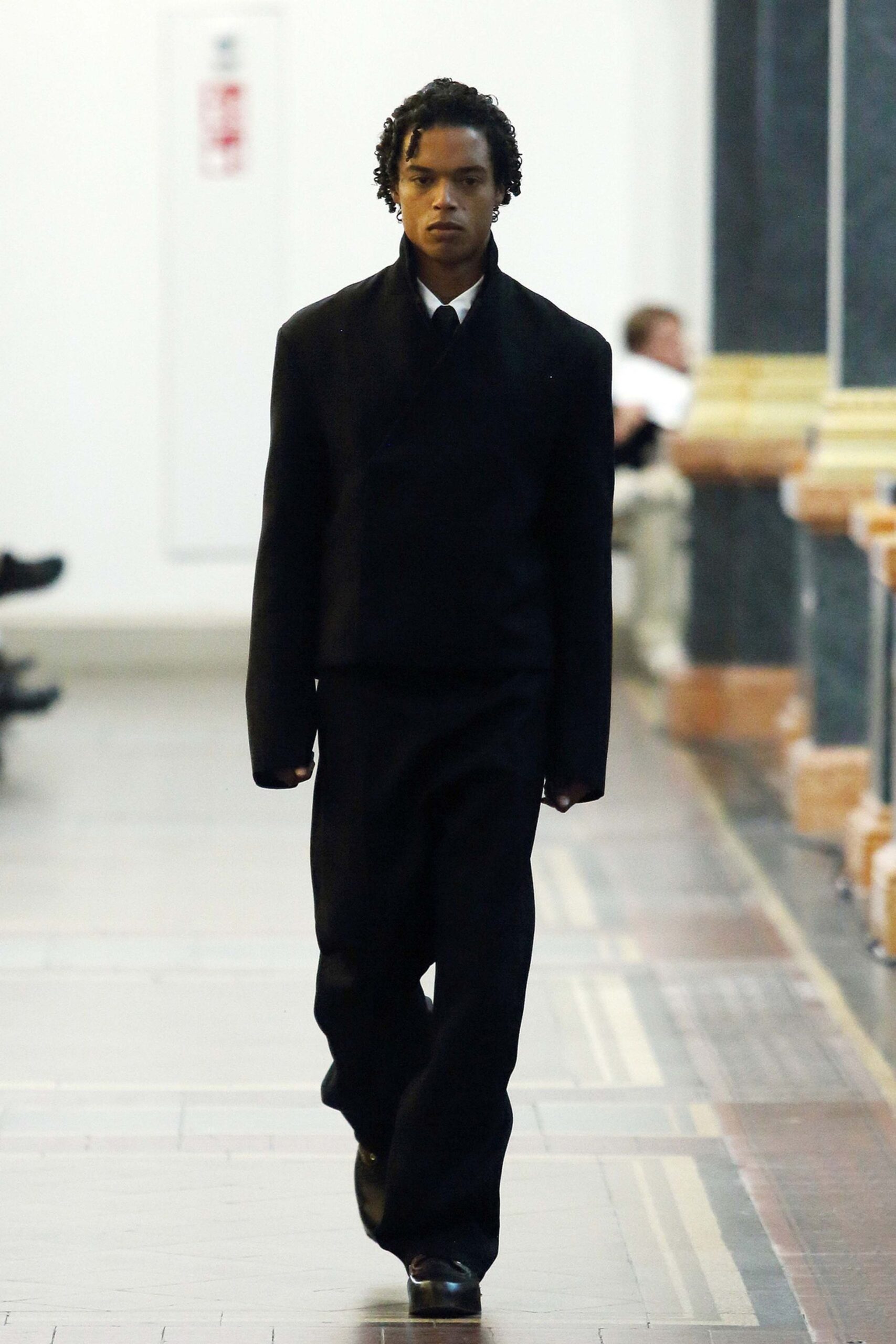 black wool long-sleeve collared fitted suit