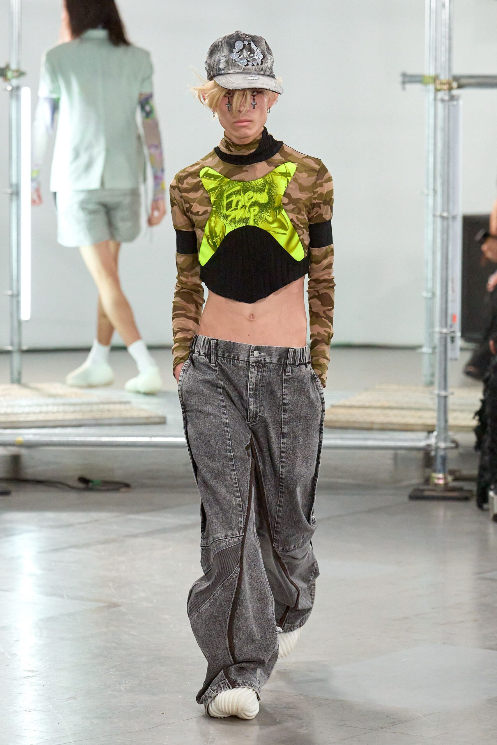black cotton long-sleeve fitted camouflage printed cropped top