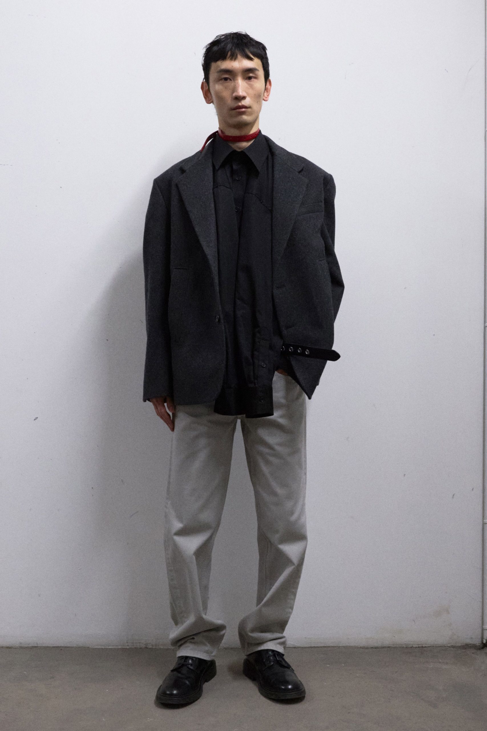 gray oversized blazer black shirt beige pants