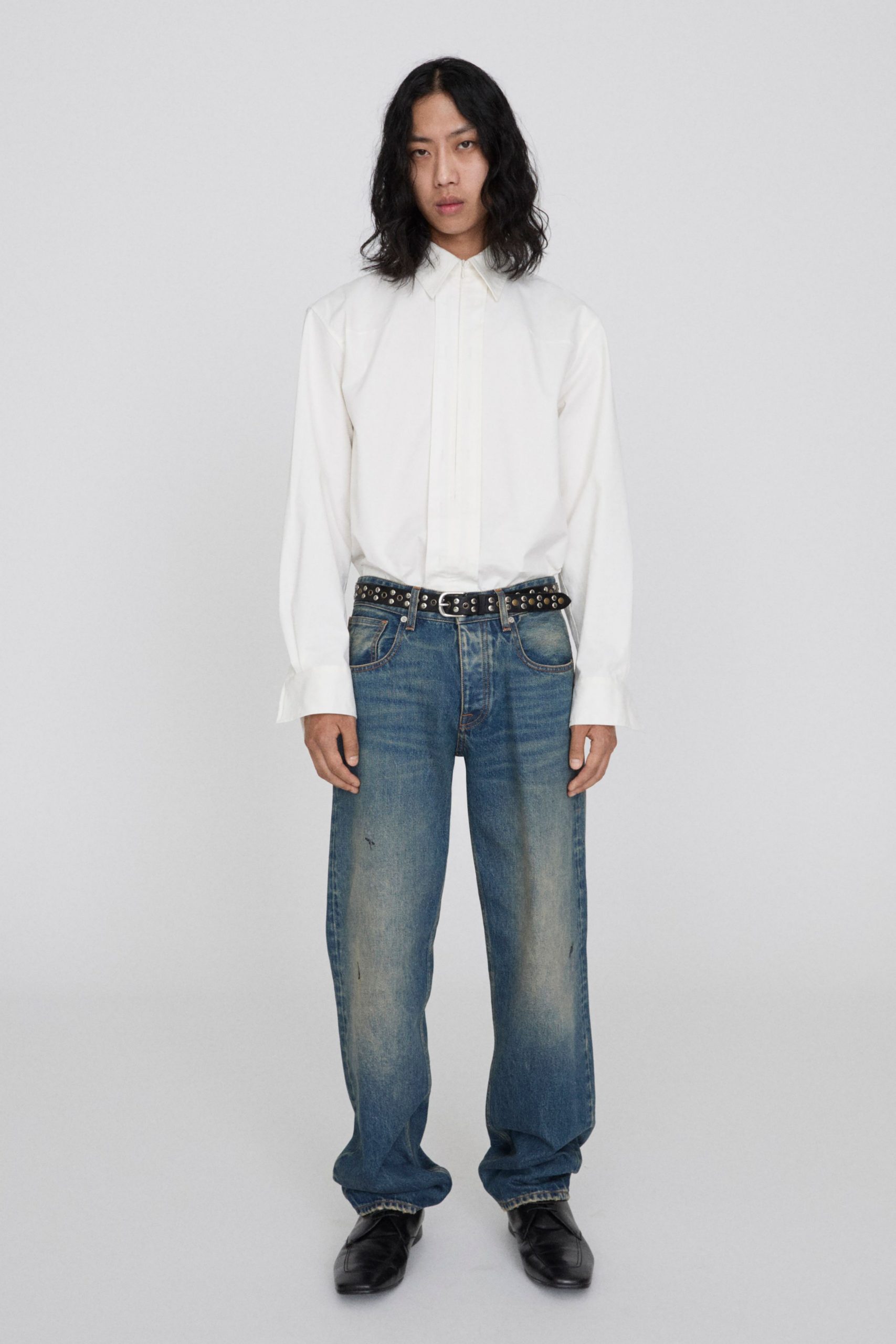 white shirt blue jeans black shoes