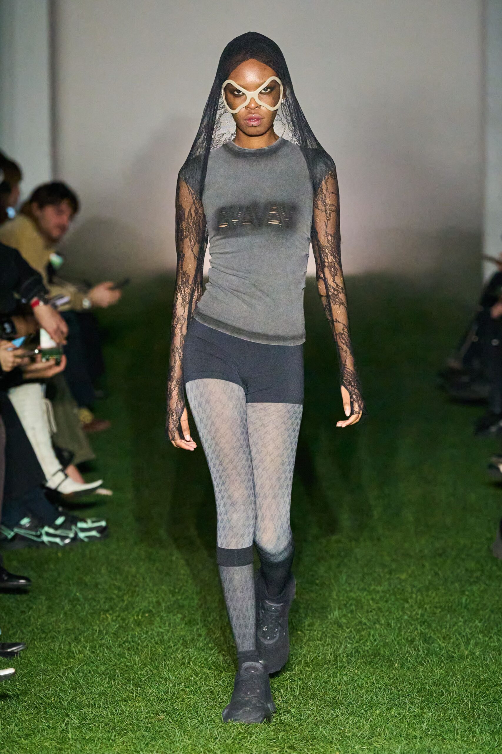gray cotton long-sleeve v-neck fitted printed top