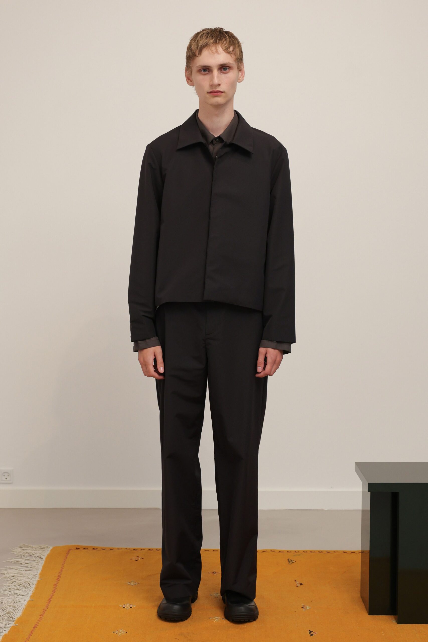 black cotton long-sleeve collared structured buttoned shirt