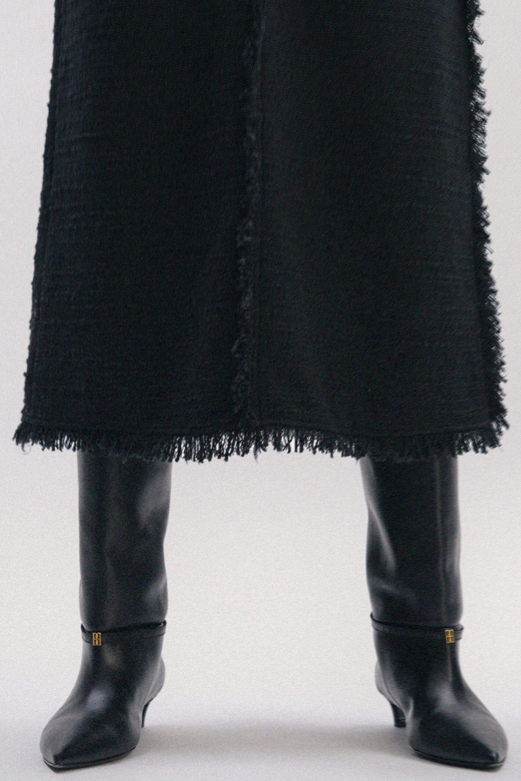 black relaxed midi dress with boots
