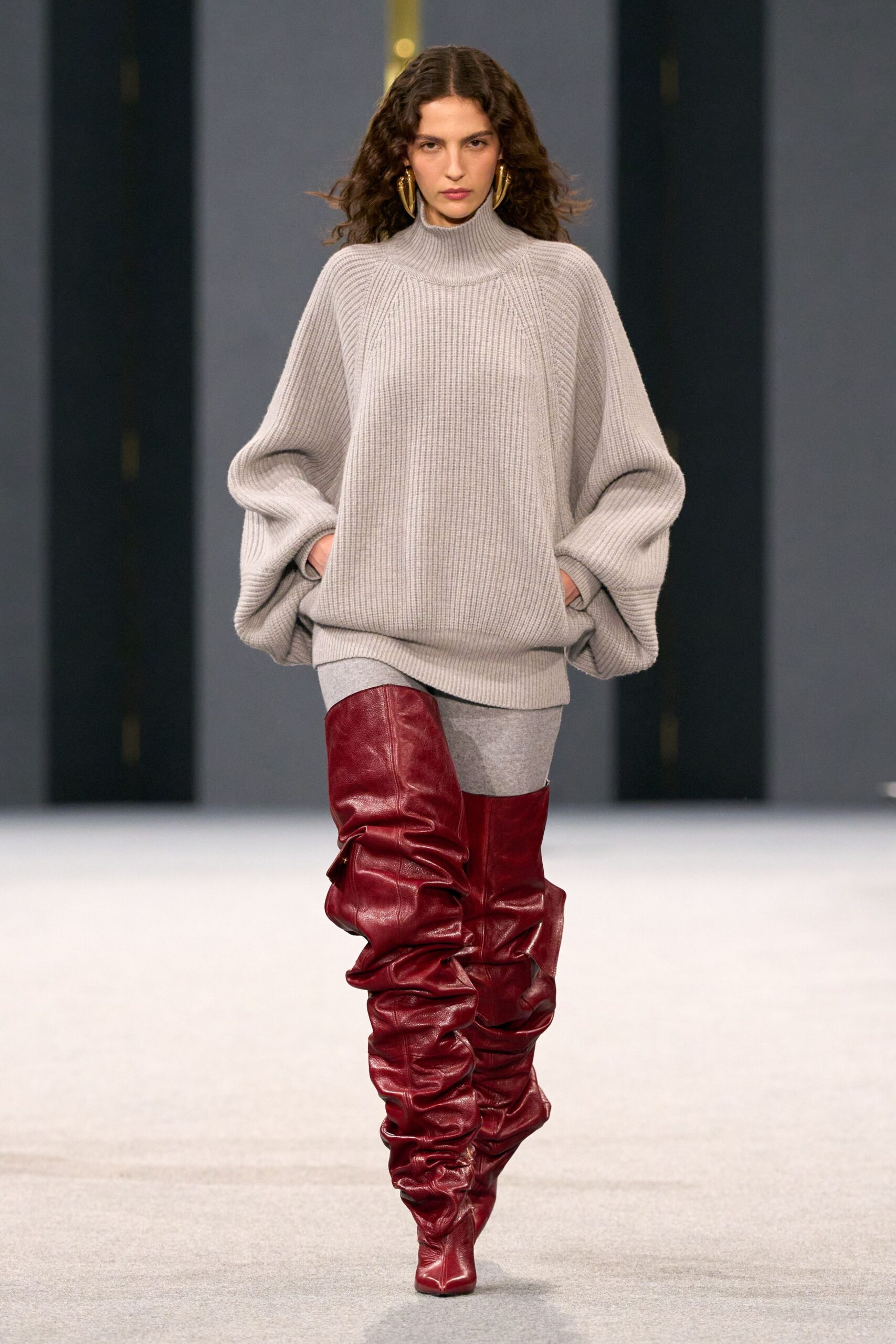 gray wool long-sleeve turtleneck oversized ribbed short sweater