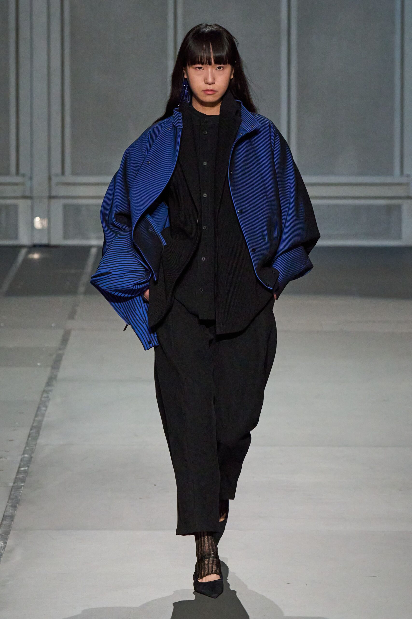 blue cotton long-sleeve collared oversized zippered jacket