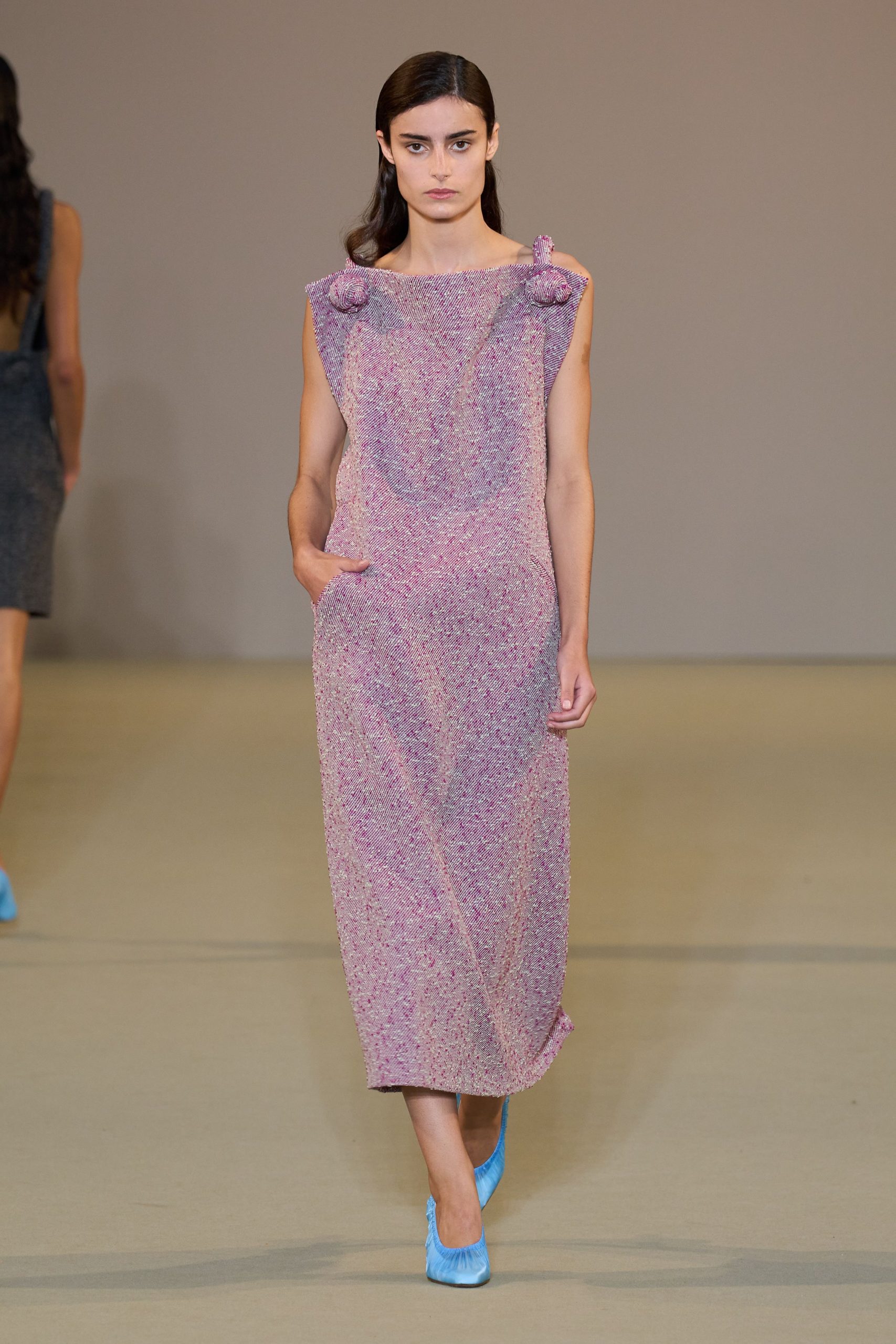 pink relaxed midi dress with blue shoes