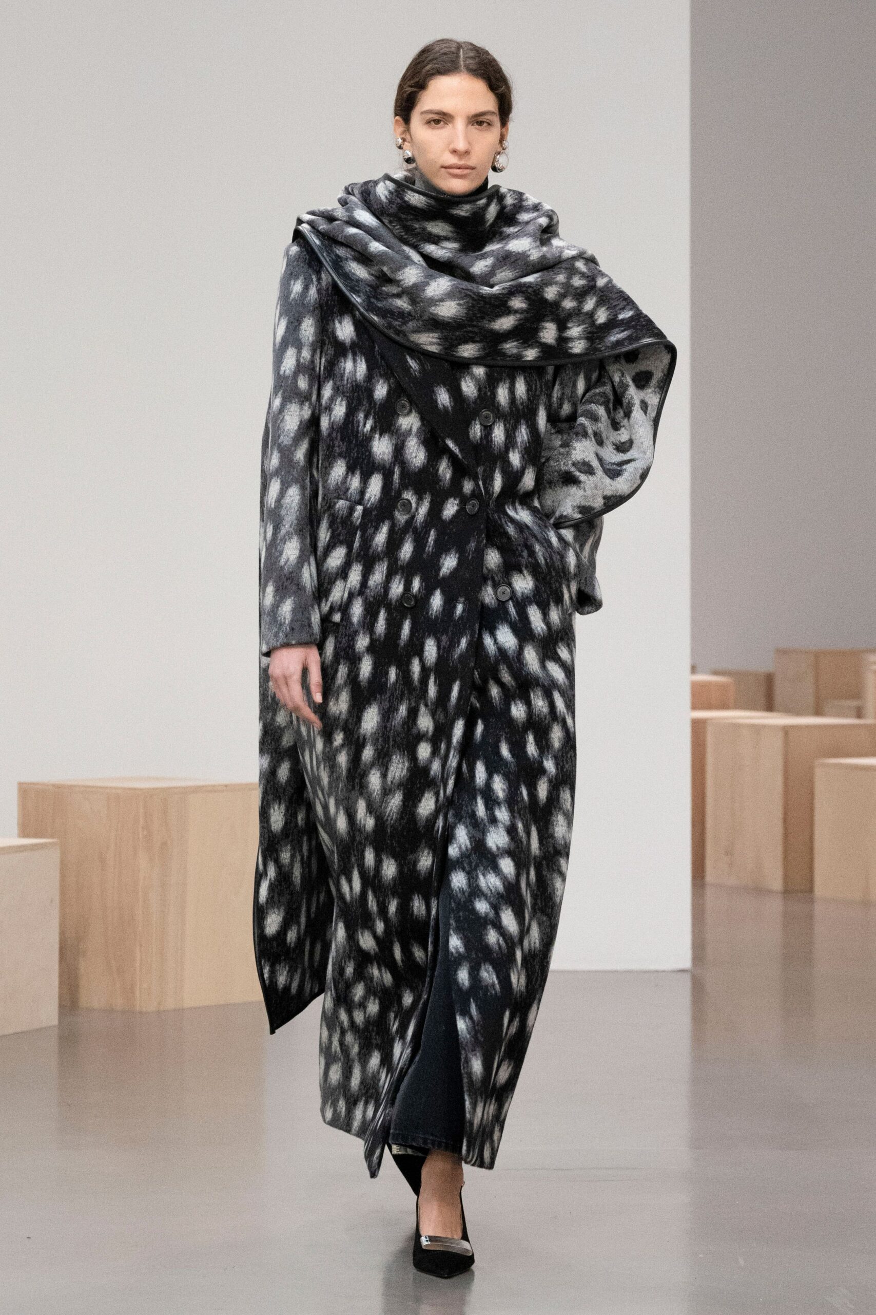 black wool long-sleeve collared relaxed printed draped coat