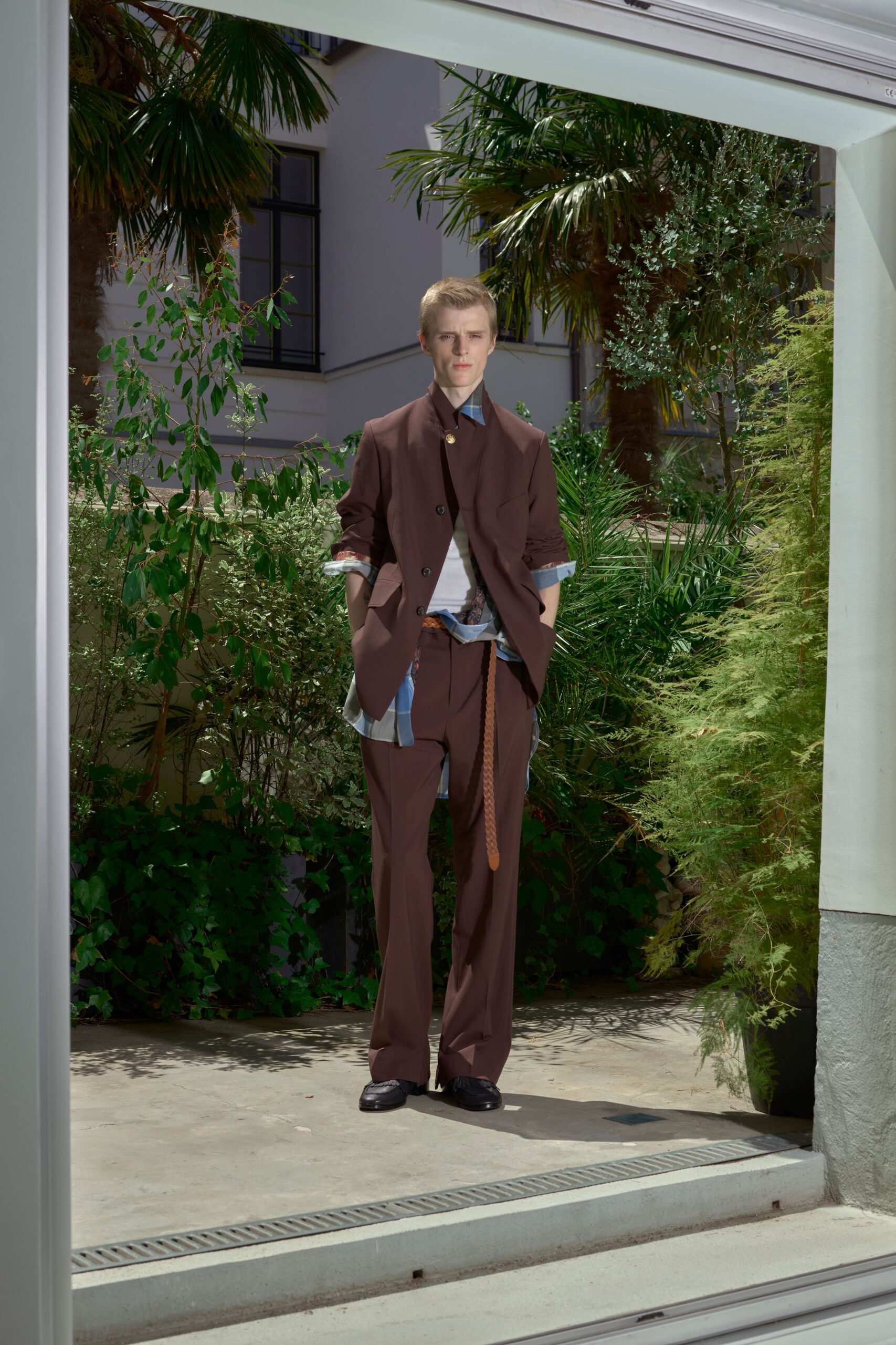brown wool long-sleeve collared structured buttoned pockets blazer
