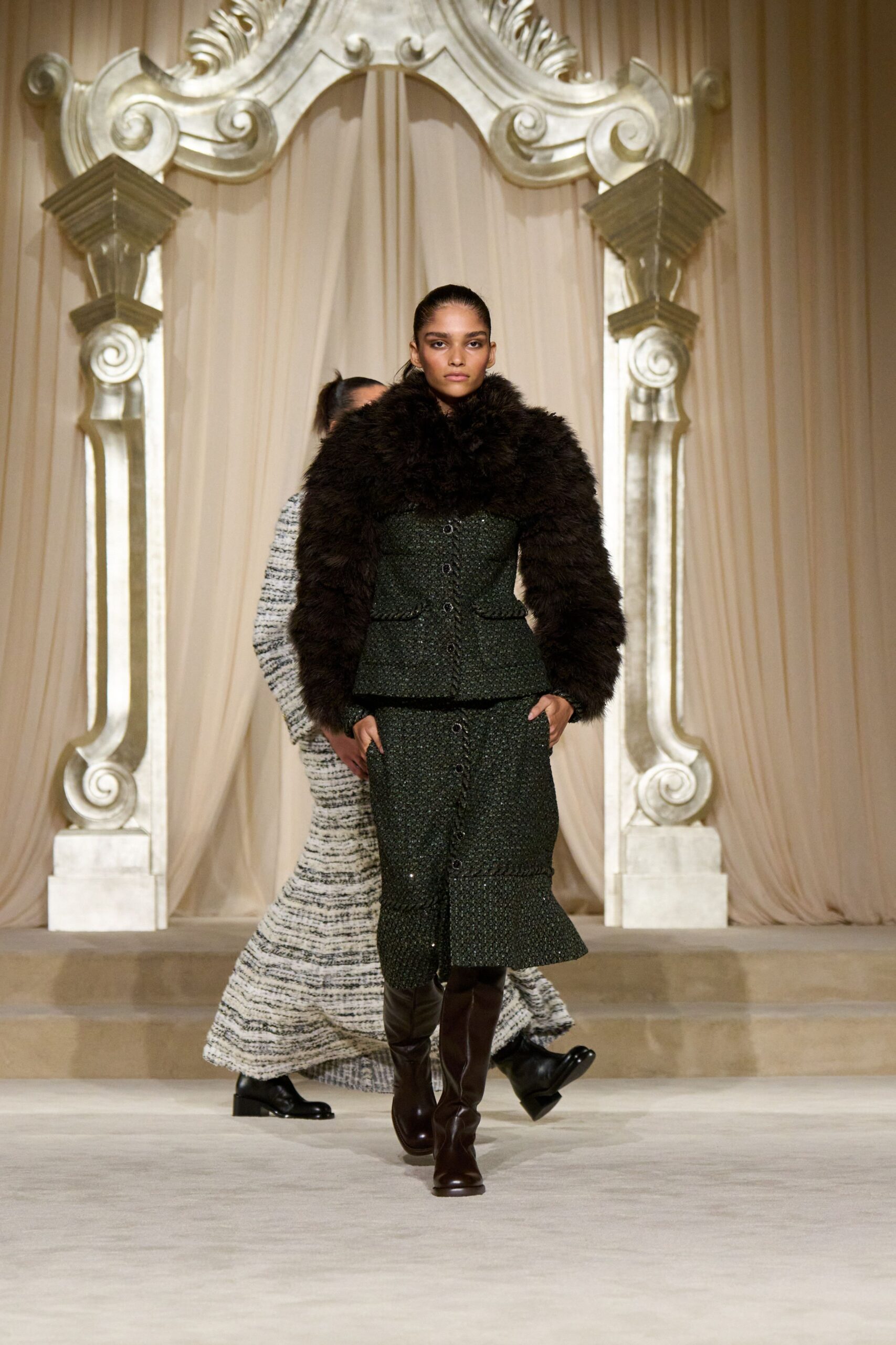 black fur long-sleeve collared fitted layered jacket