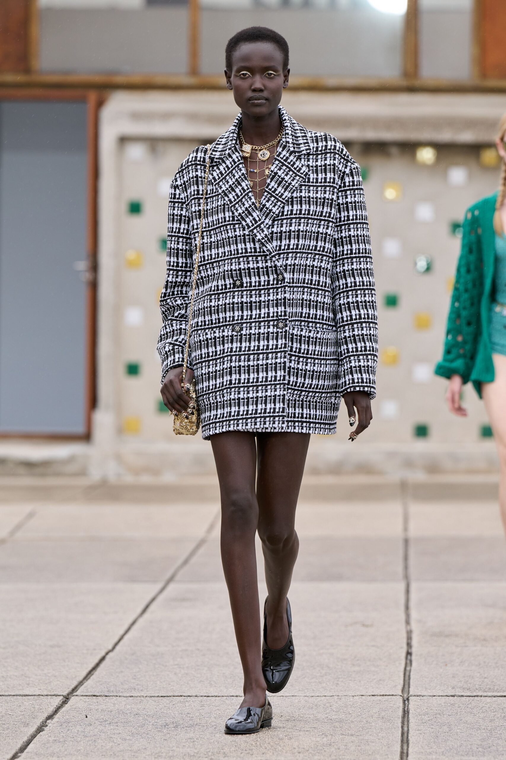 black cotton long-sleeve collared relaxed checked short blazer
