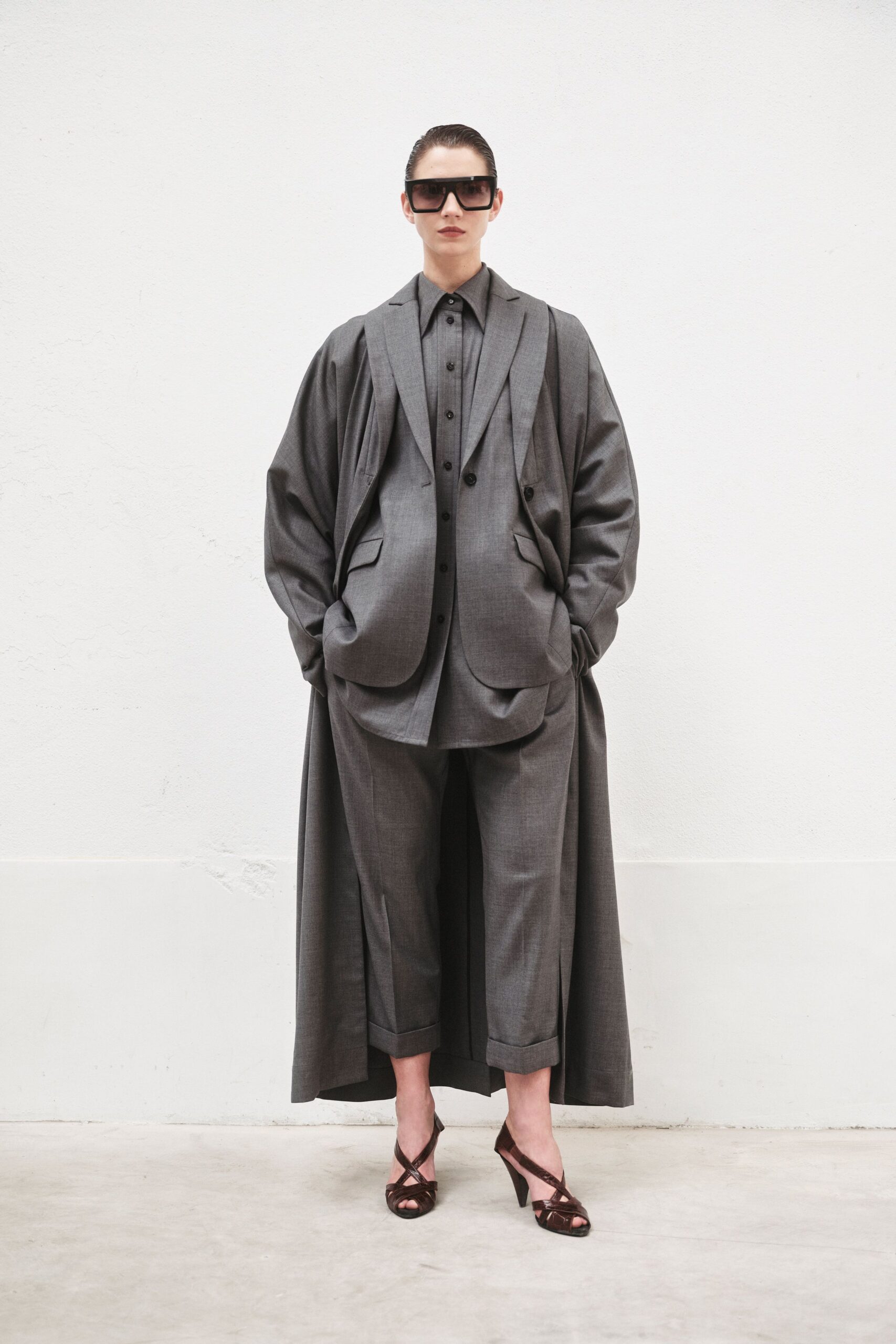 gray wool long-sleeve collared structured buttoned pleated suit