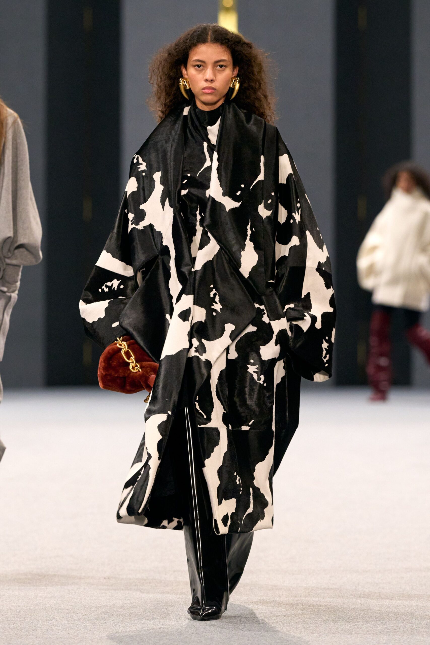 black silk long-sleeve oversized printed coat