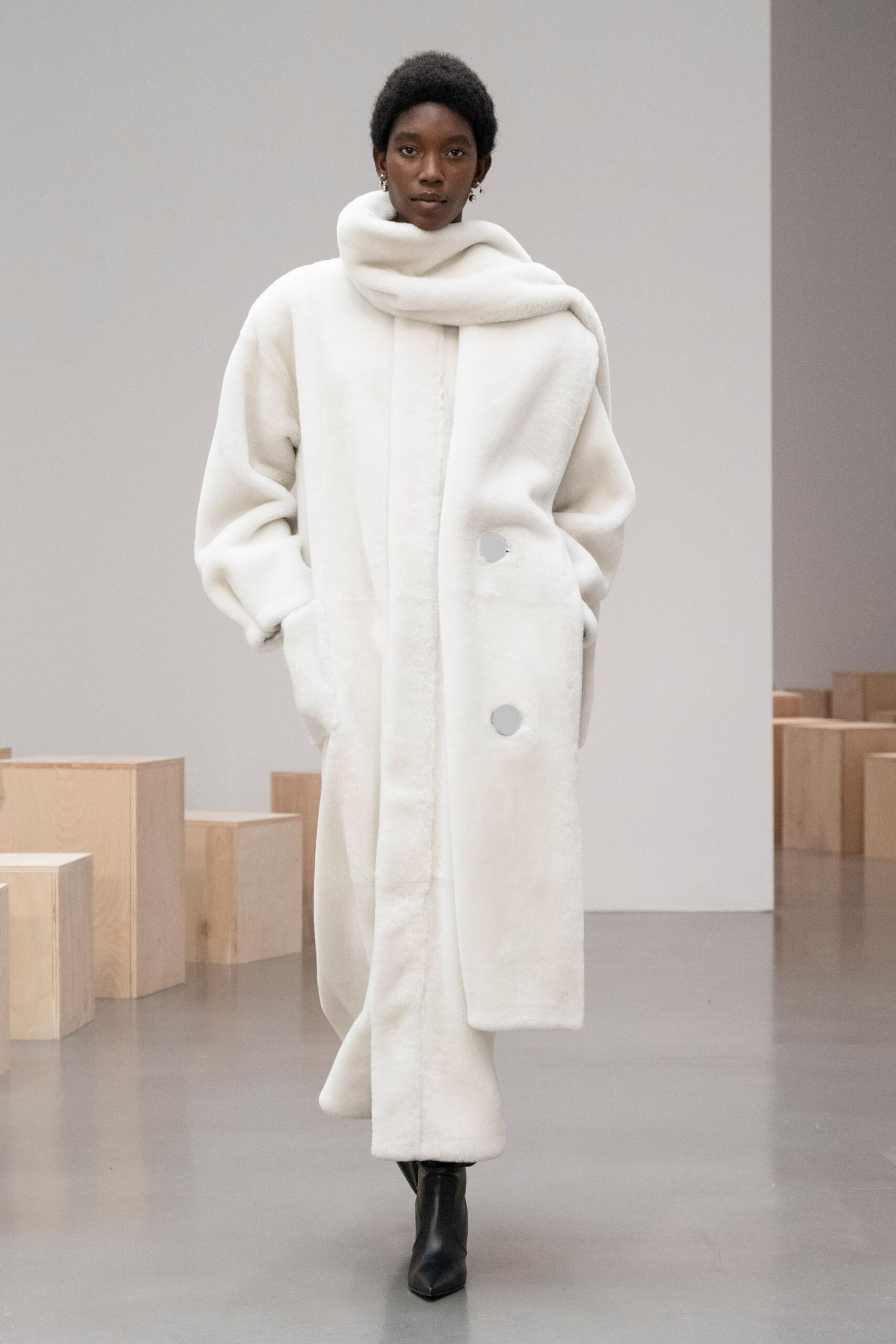 white fur long-sleeve collared oversized pockets zippered coat