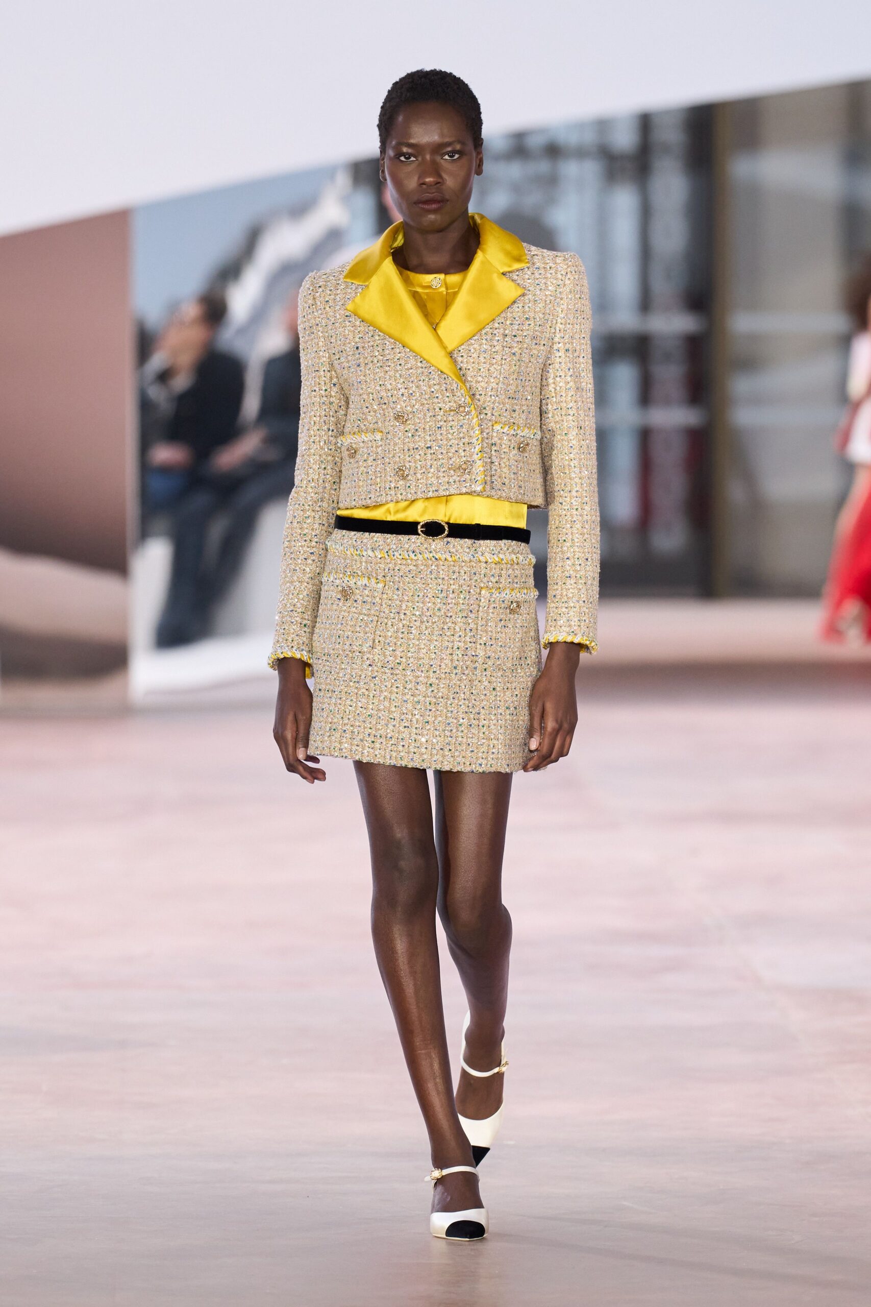 beige tweed long-sleeve collared fitted buttoned blazer