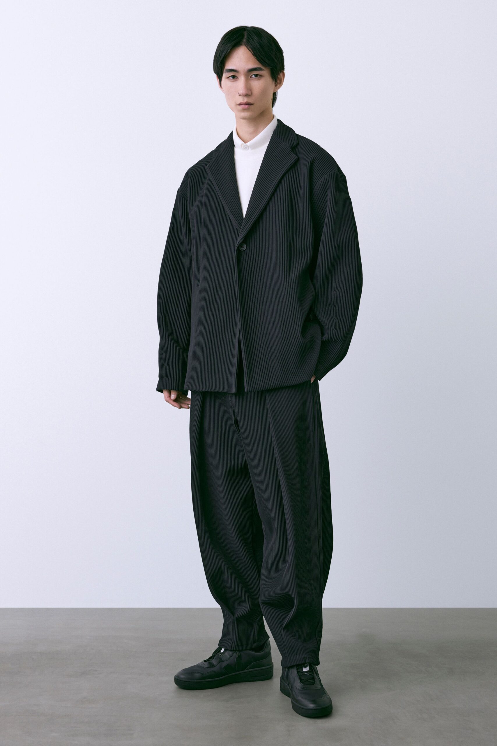 black cotton long-sleeve collared oversized buttoned pleated blazer