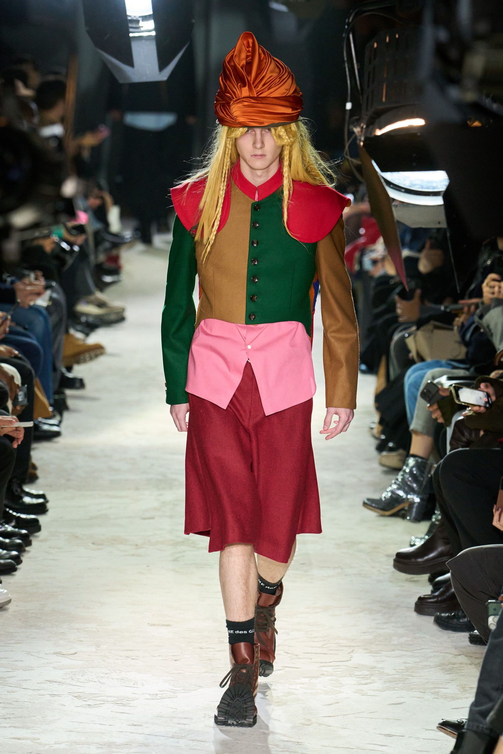 green long-sleeve collared fitted buttoned top