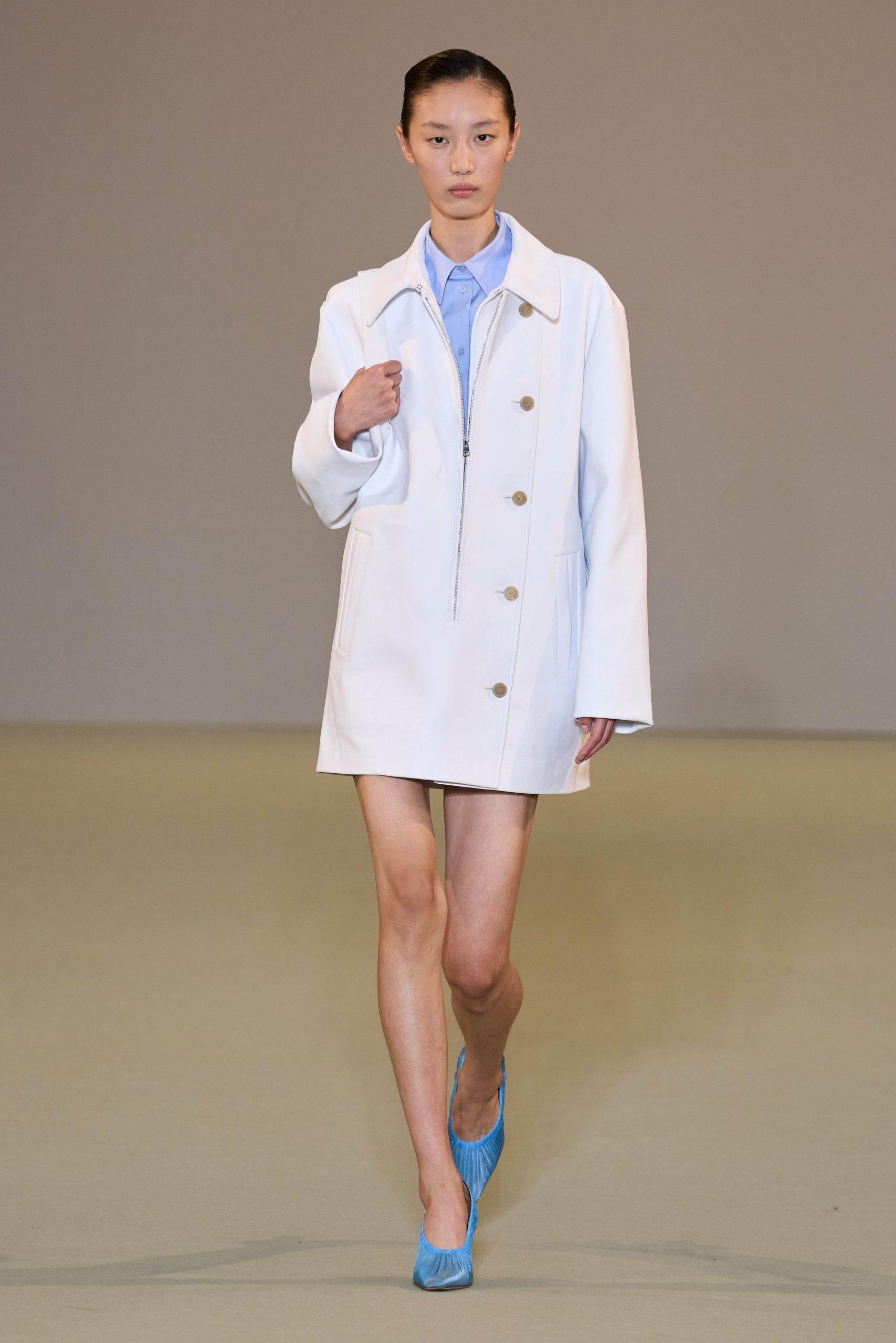 white cotton long-sleeve collared relaxed buttoned short coat