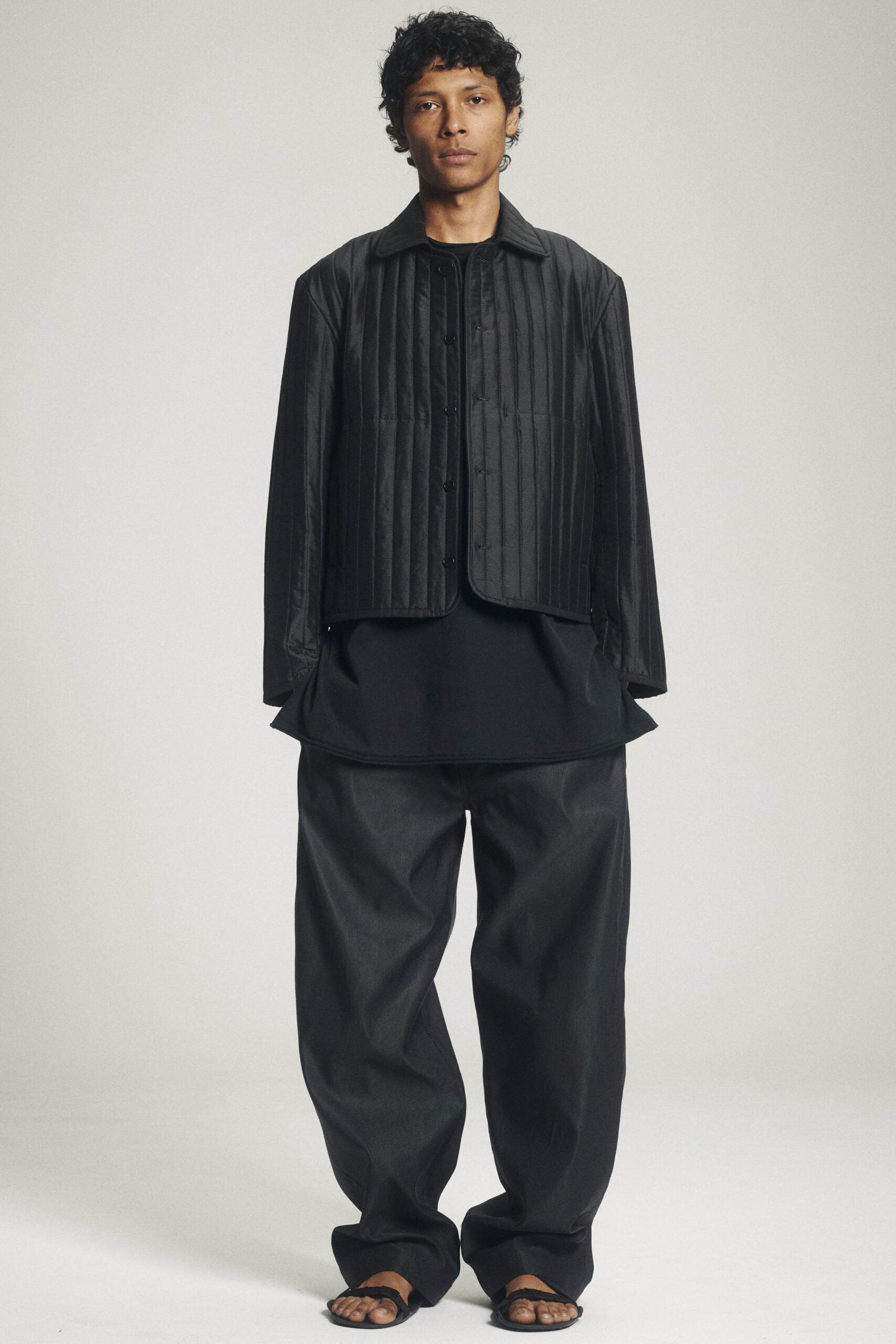 black cotton long-sleeve collared oversized buttoned pleated jacket