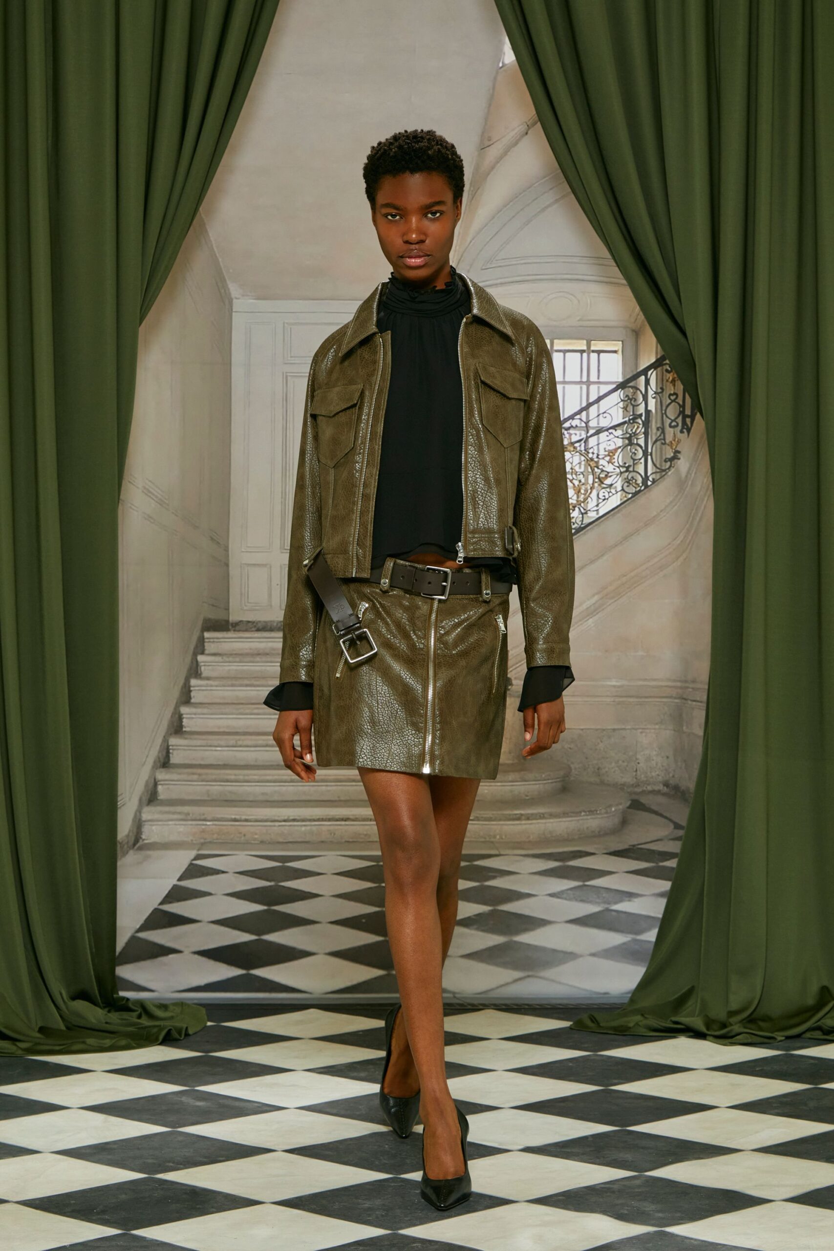 green leather fitted high-waisted zippered mini skirt
