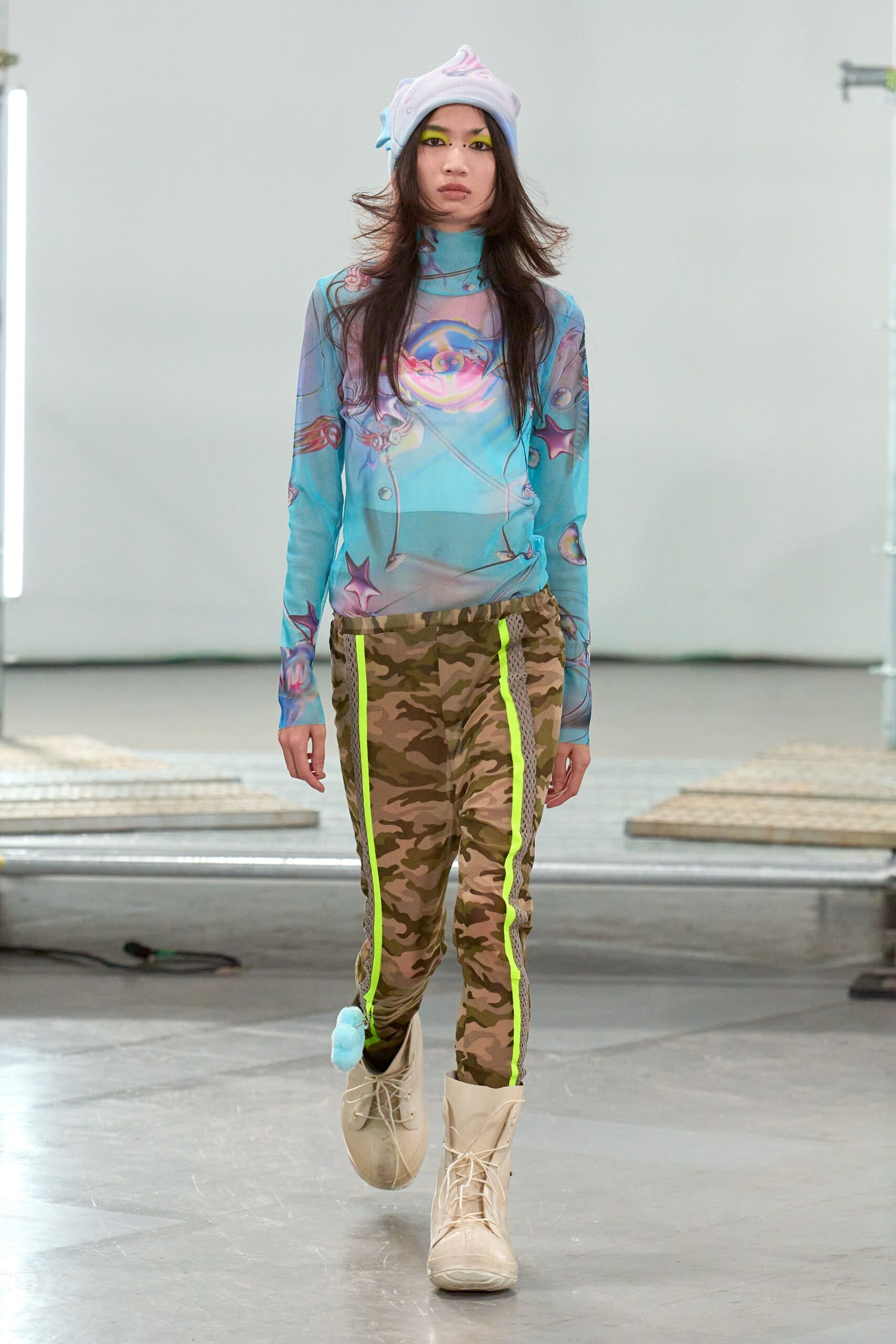 blue printed top with cargo pants
