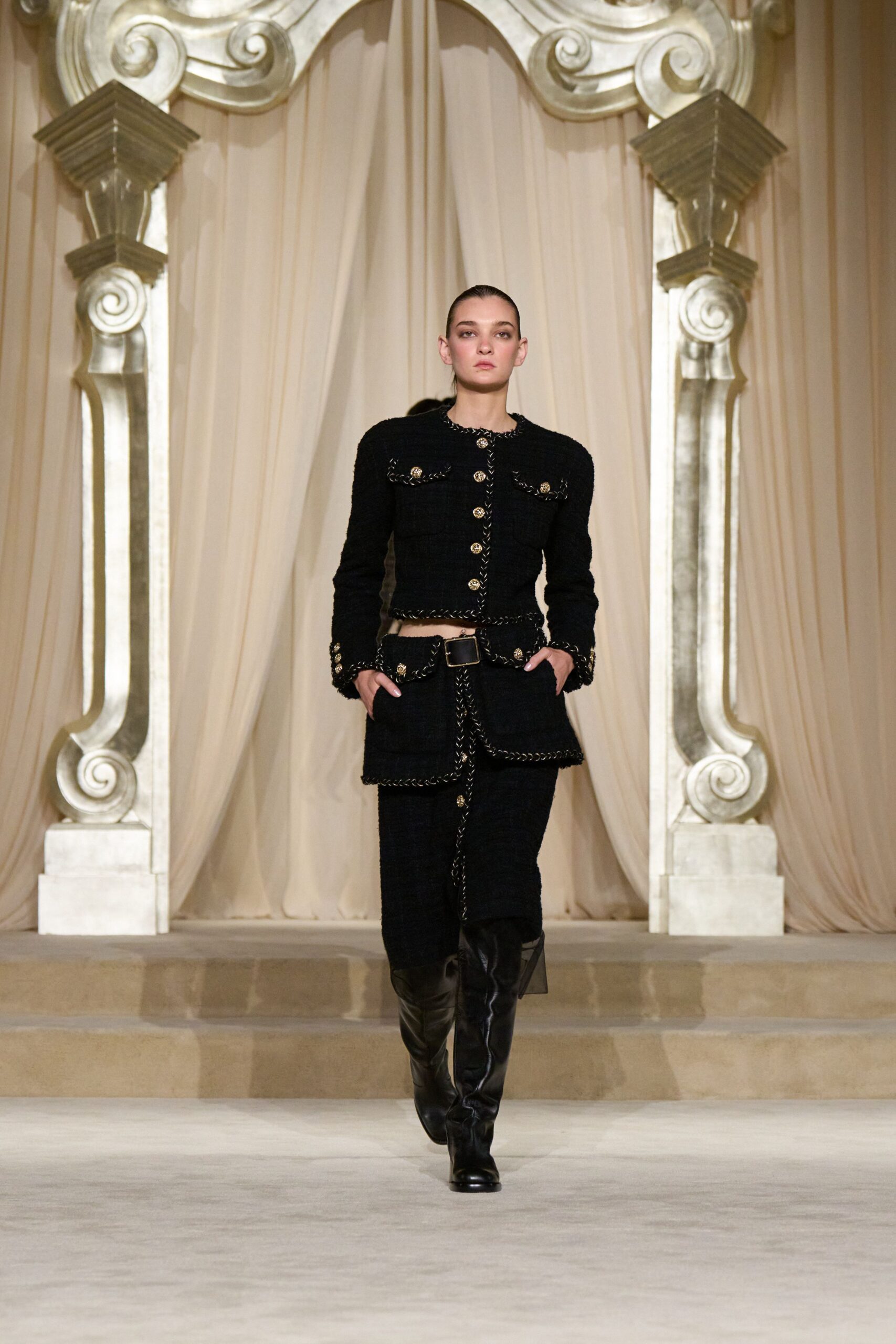 black tweed long-sleeve collared fitted buttoned pockets jacket