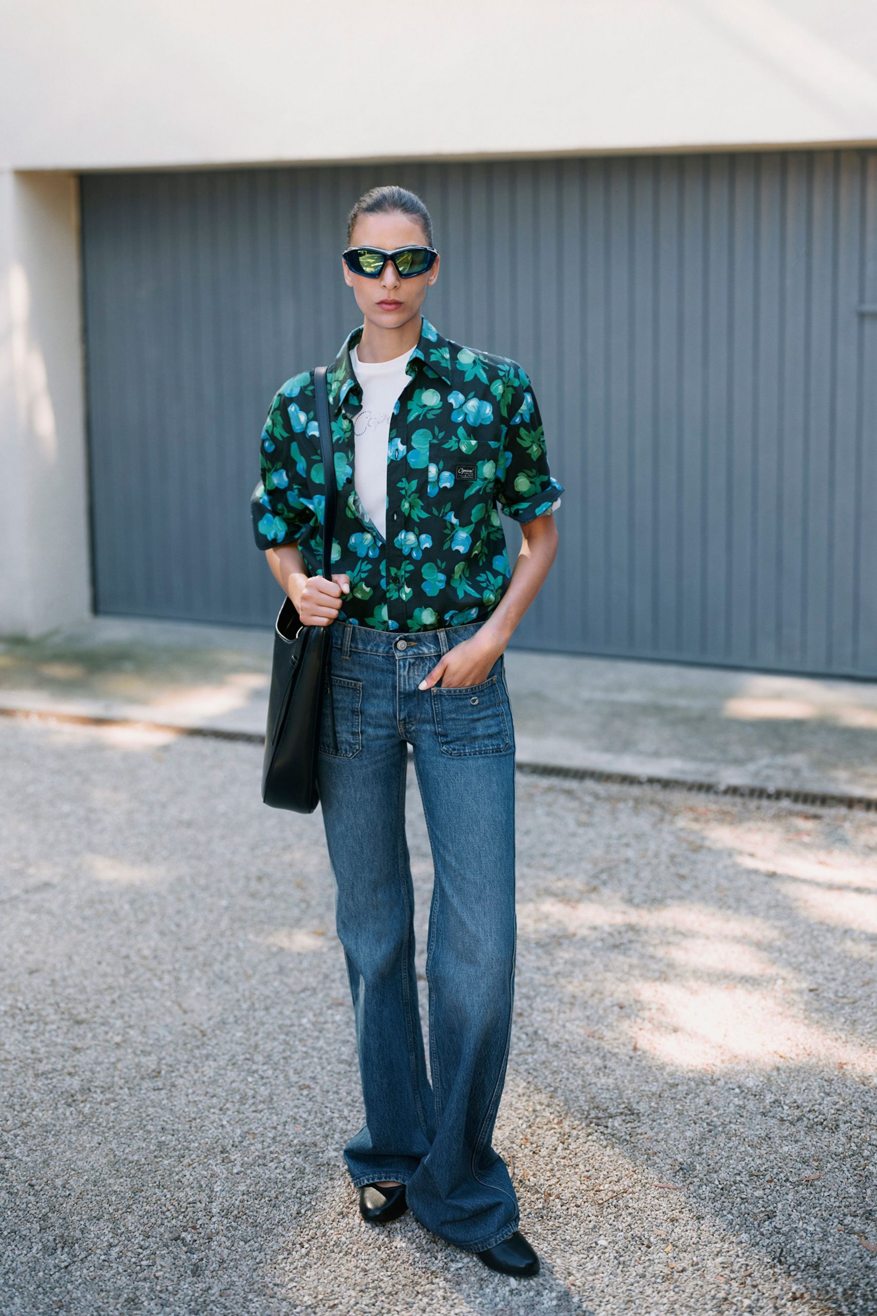 printed short-sleeve shirt with denim pants