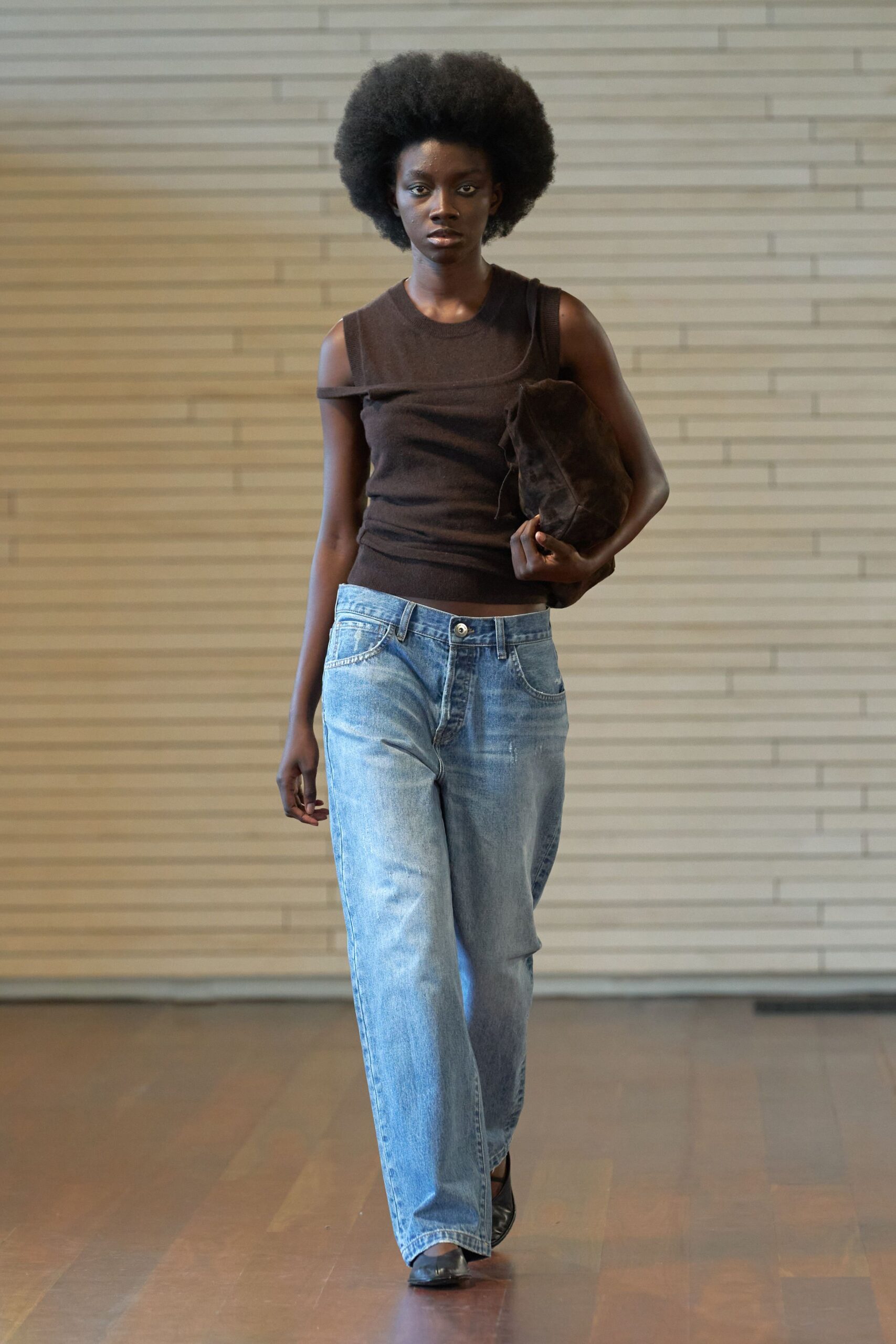 brown cotton sleeveless scoop-neck fitted tank-top