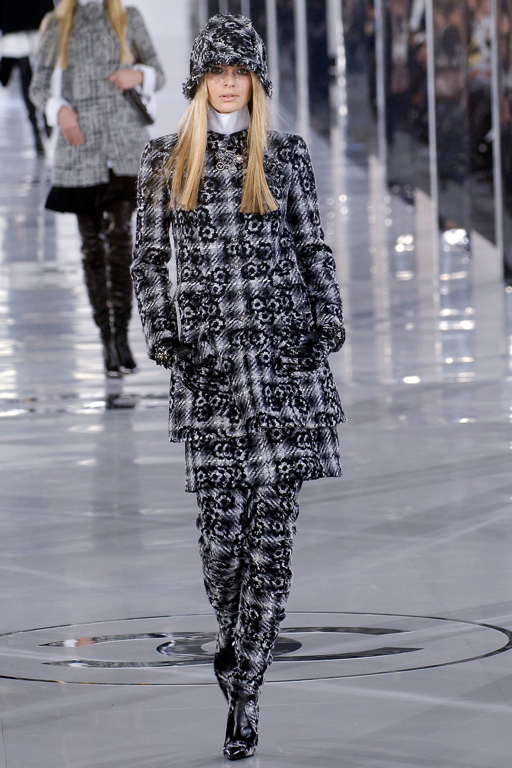 Chanel F/W 05 Look 25