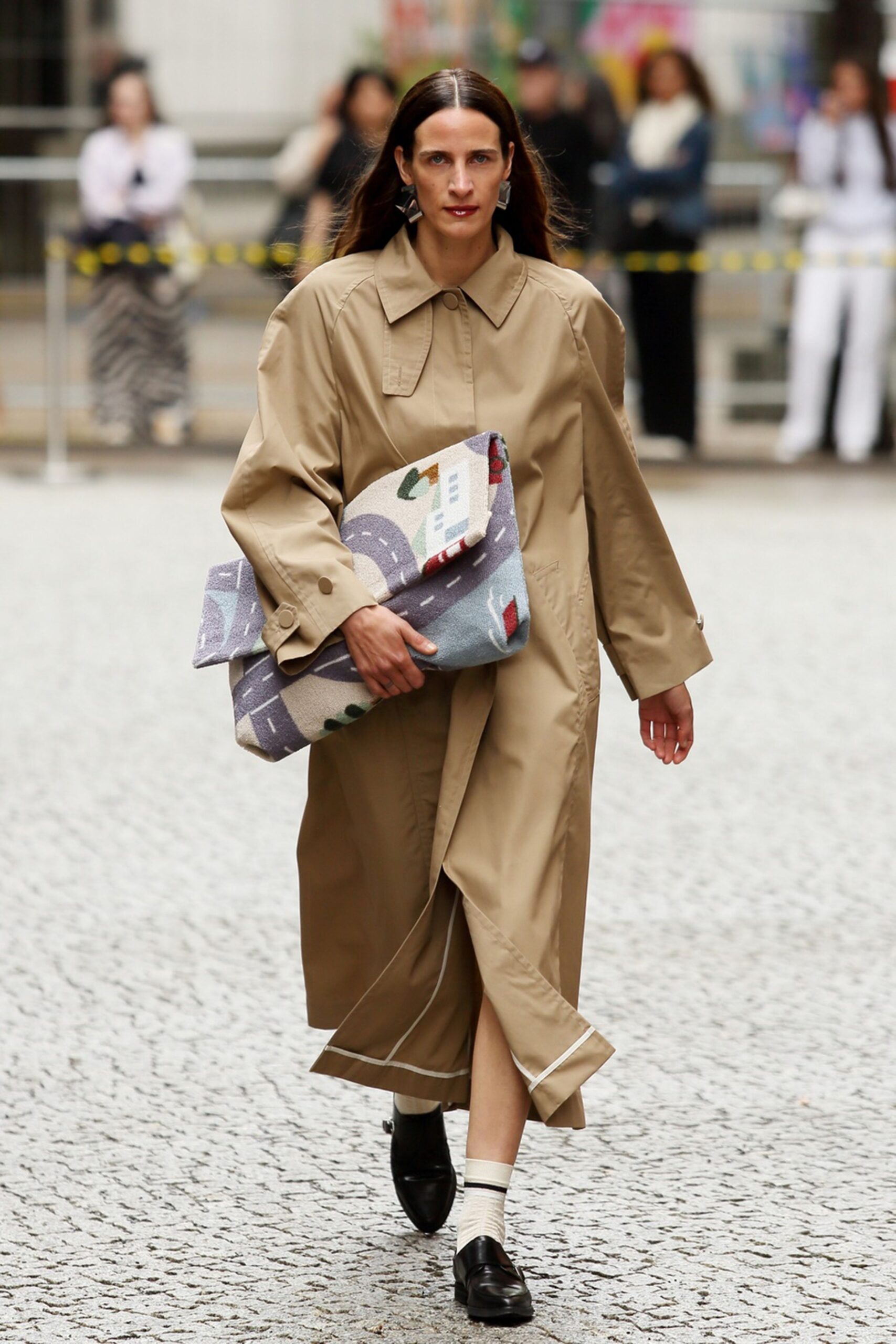 beige relaxed midi dress with black shoes