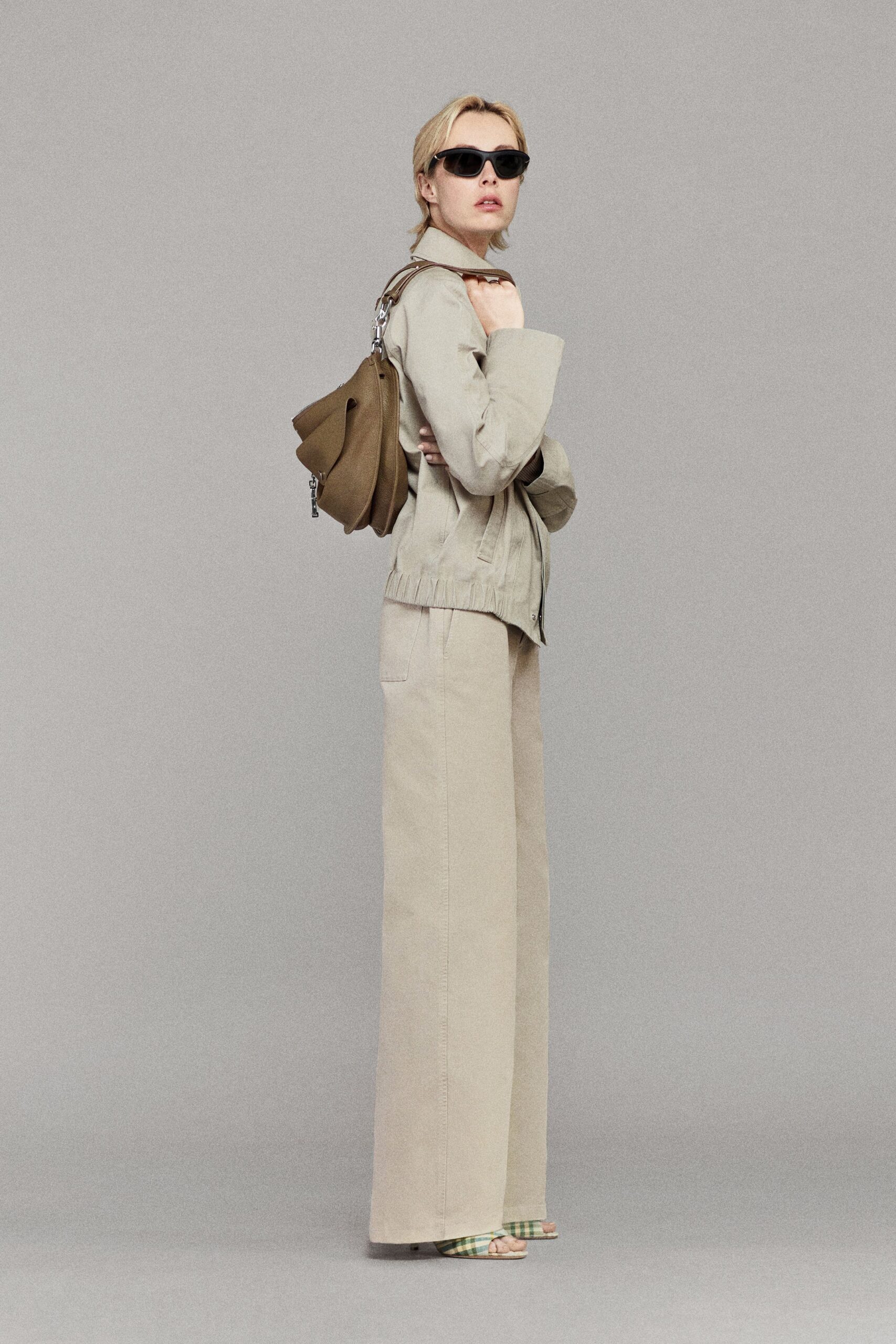 beige cotton long-sleeve collared fitted zippered jacket