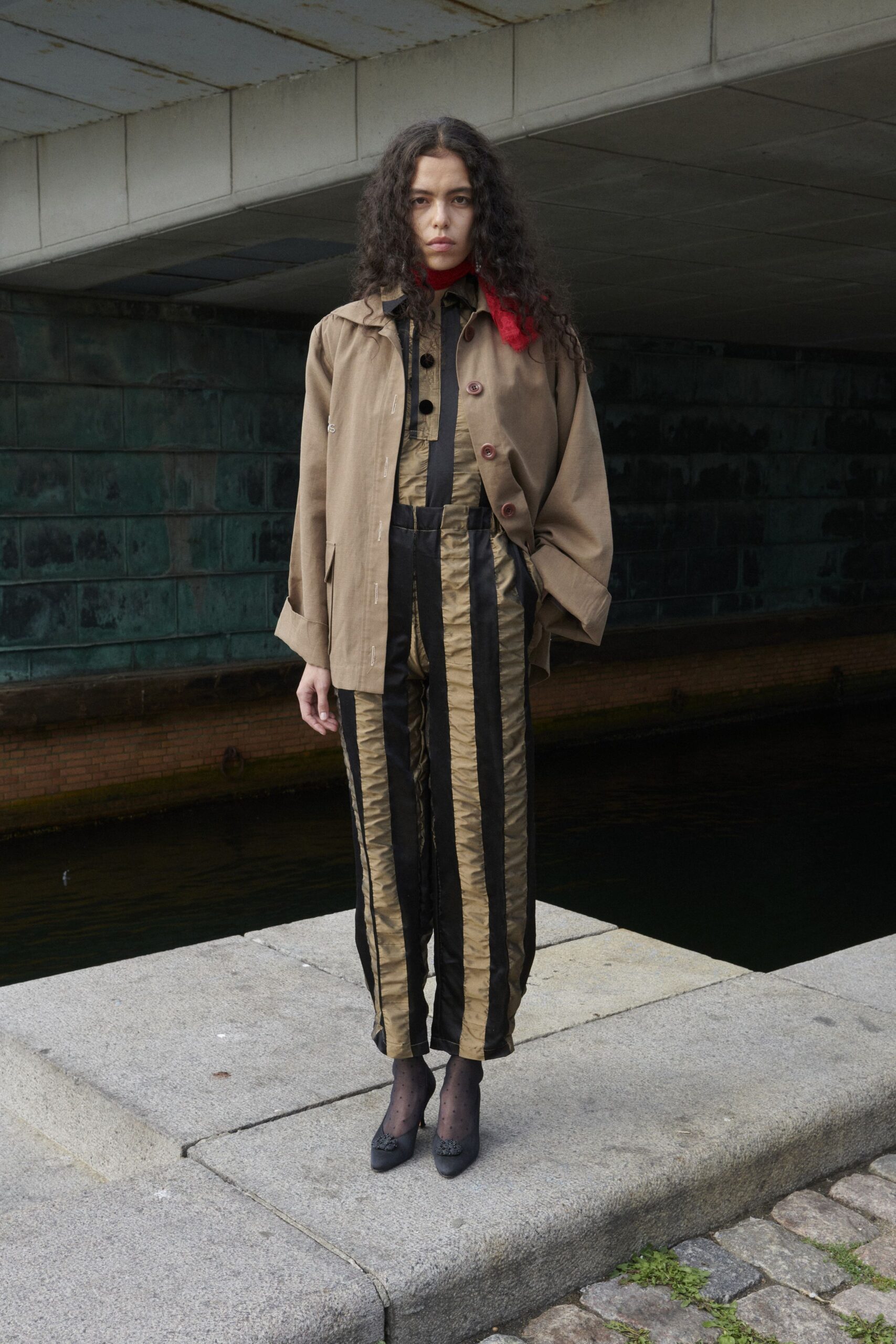 beige cotton long-sleeve collared oversized buttoned pockets jacket